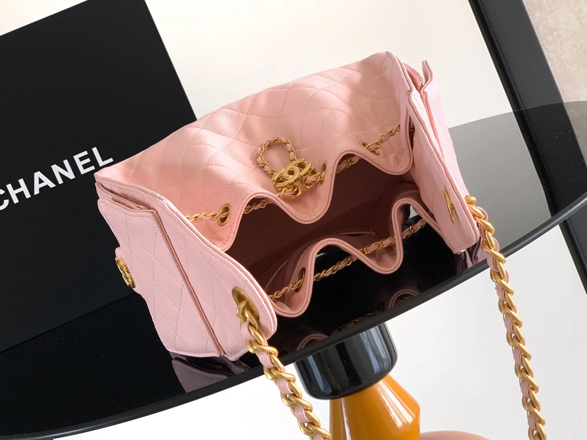 💰538包邮❗ 🇨🇳🇮🇹🇫🇷CHANEL 25款又一个以年份命名的款, 25c反绒皮嘻哈包 香奈儿hobo 腋下包 嬉皮腋下包小号 复古金币纽扣抽绳水桶包+菱格纹+牛皮材质 经典链条设计,高级感十足!日常出行必备,外观精美,质感细腻,无论休闲装还是正式场合都能轻松驾驭 30x26x14cm:30x26x14cm型号: AS5293A