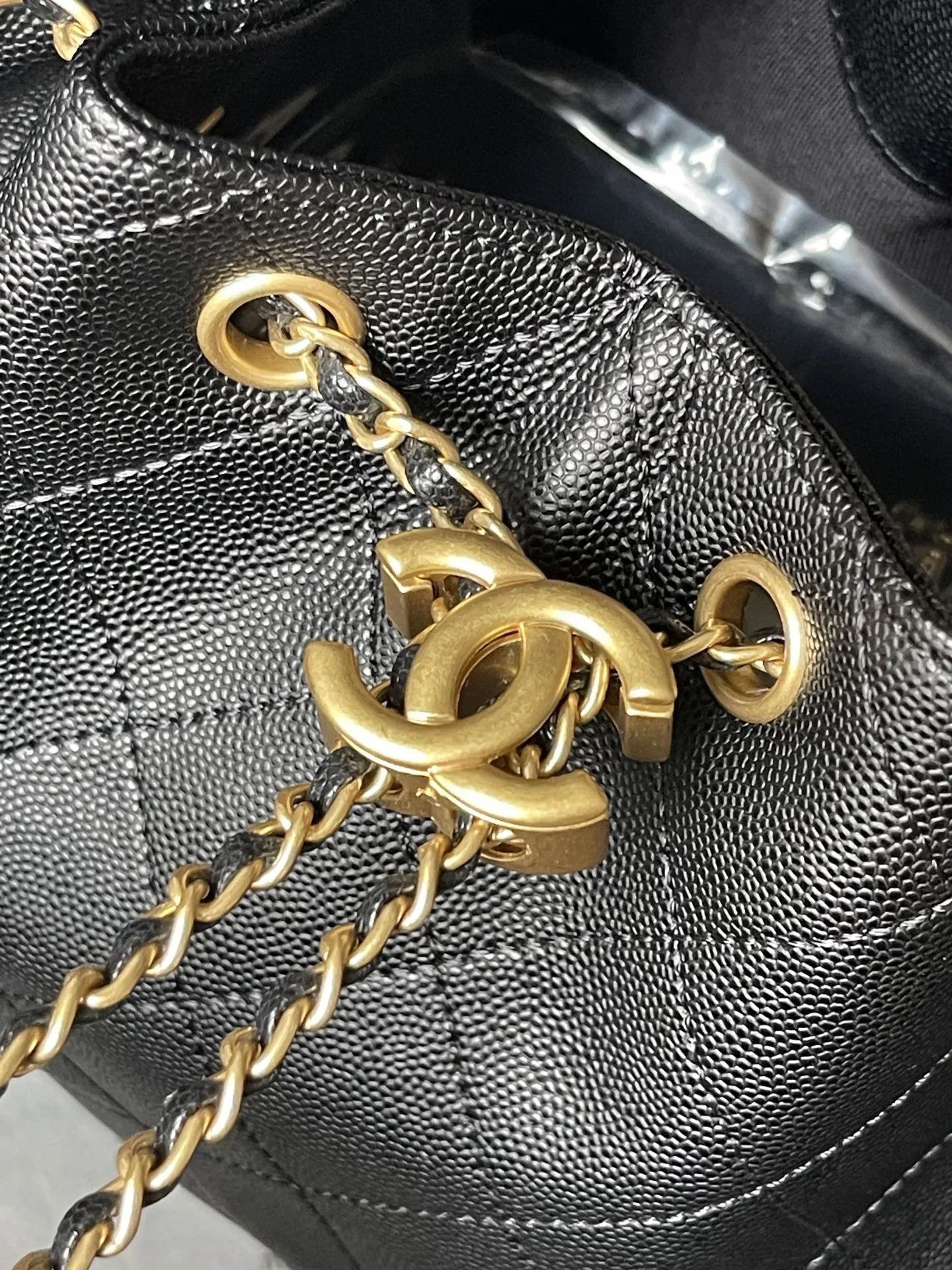 小原单💰358包邮‼️ 【配盒】25c 球纹皮嘻哈包 香奈儿 chanel hobo 腋下包 嬉皮腋下包小号 复古金币纽扣抽绳水桶包+菱格纹+复古黑金 经典链条设计,高级感十足!日常出行必备,外观精美,质感细腻,无论休闲装还是正式场合都能轻松驾驭 款号AS5293 尺寸30-26-14