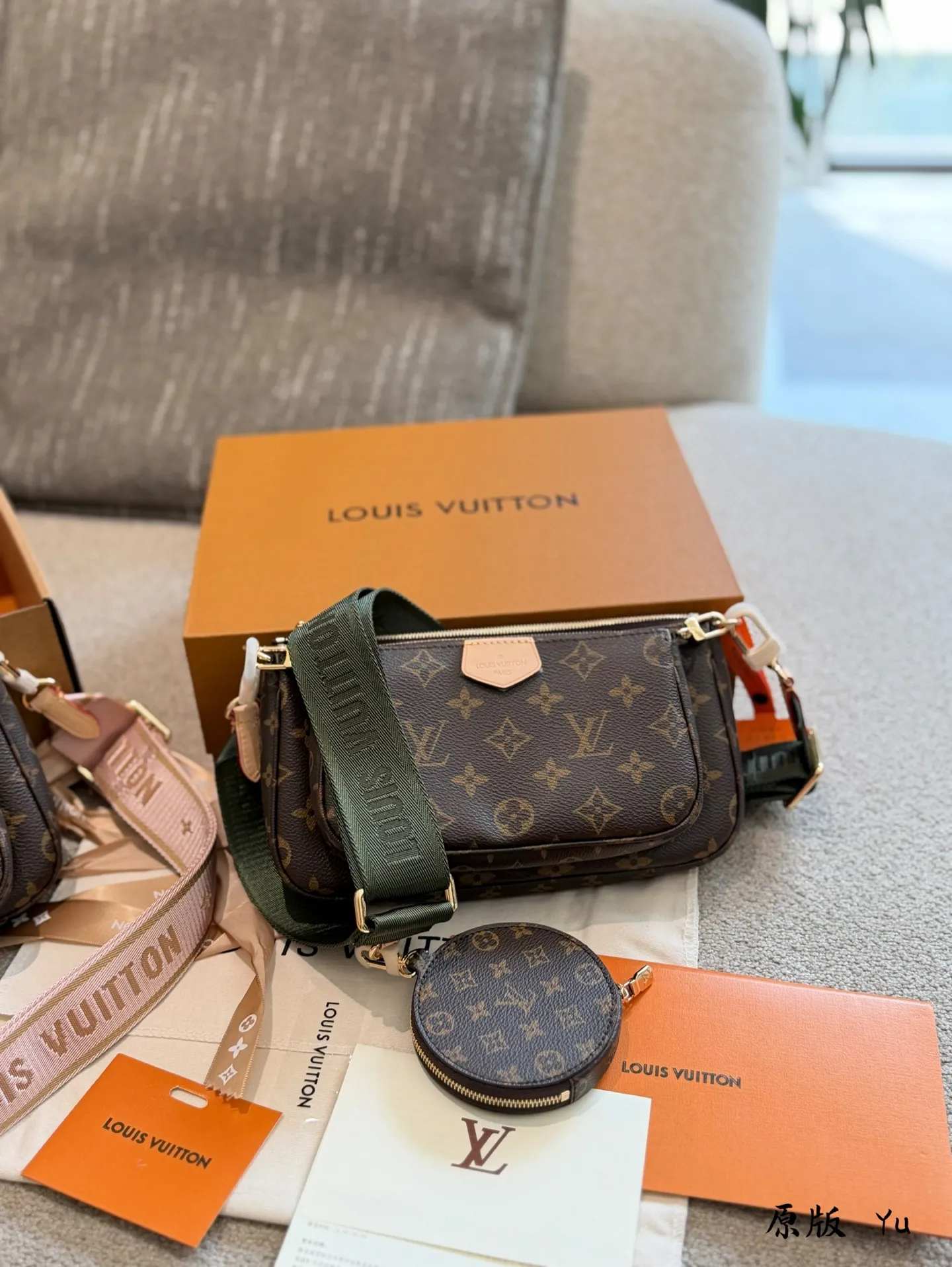 p200 LV五合一最终还是入了OOTD 看了特别多的ins网红模特上身,还有杨晨琳各种上身超级种草,手机里也收藏了不少图片至今 即使也很百搭无敌能装并且轻便!但是还是心心念念LV 秋冬搭配应该会特别酷