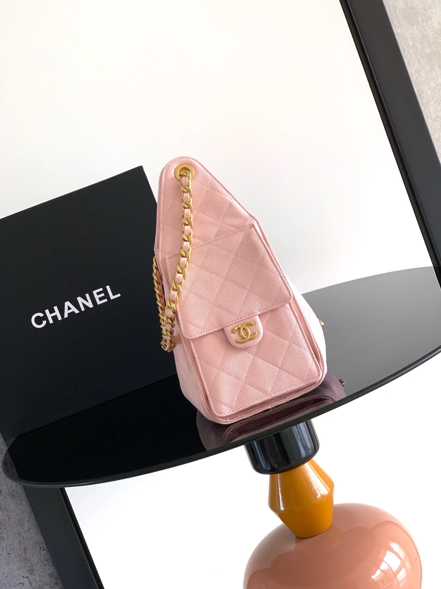 💰538包邮❗ 🇨🇳🇮🇹🇫🇷CHANEL 25款又一个以年份命名的款， 25c反绒皮嘻哈包 香奈儿hobo 腋下包 嬉皮腋下包小号 复古金币纽扣抽绳水桶包+菱格纹+牛皮材质 经典链条设计，高级感十足！日常出行必备，外观精美，质感细腻，无论休闲装还是正式场合都能轻松驾驭 30x26x14cm：30x26x14cm型号: AS5293A