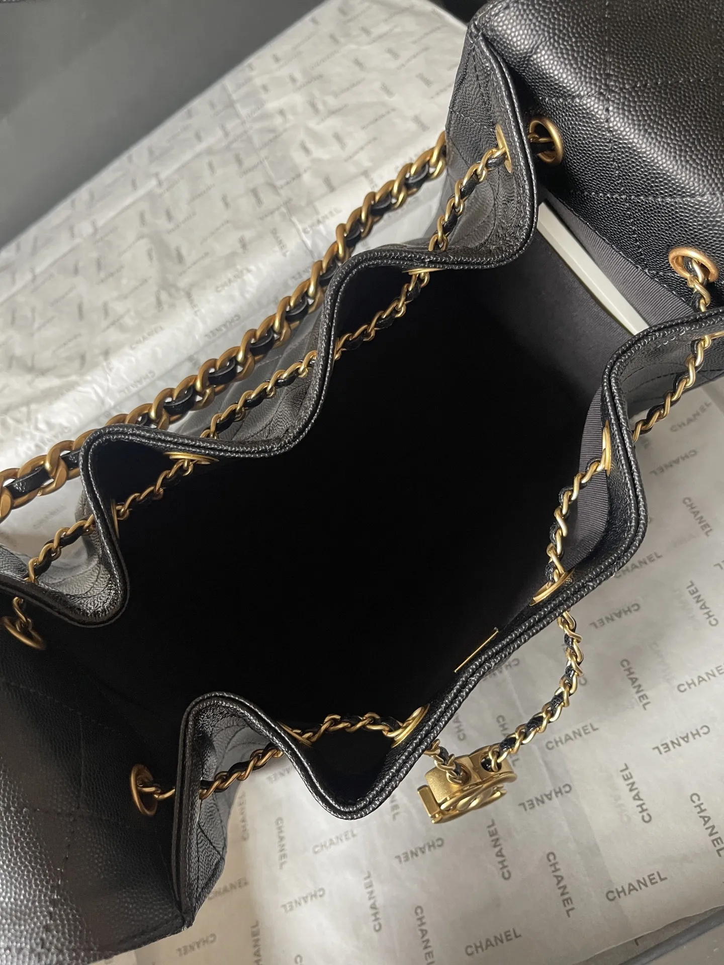 小原单💰358包邮‼️ 【配盒】25c 球纹皮嘻哈包 香奈儿 chanel hobo 腋下包 嬉皮腋下包小号 复古金币纽扣抽绳水桶包+菱格纹+复古黑金 经典链条设计，高级感十足！日常出行必备，外观精美，质感细腻，无论休闲装还是正式场合都能轻松驾驭 款号AS5293 尺寸30-26-14