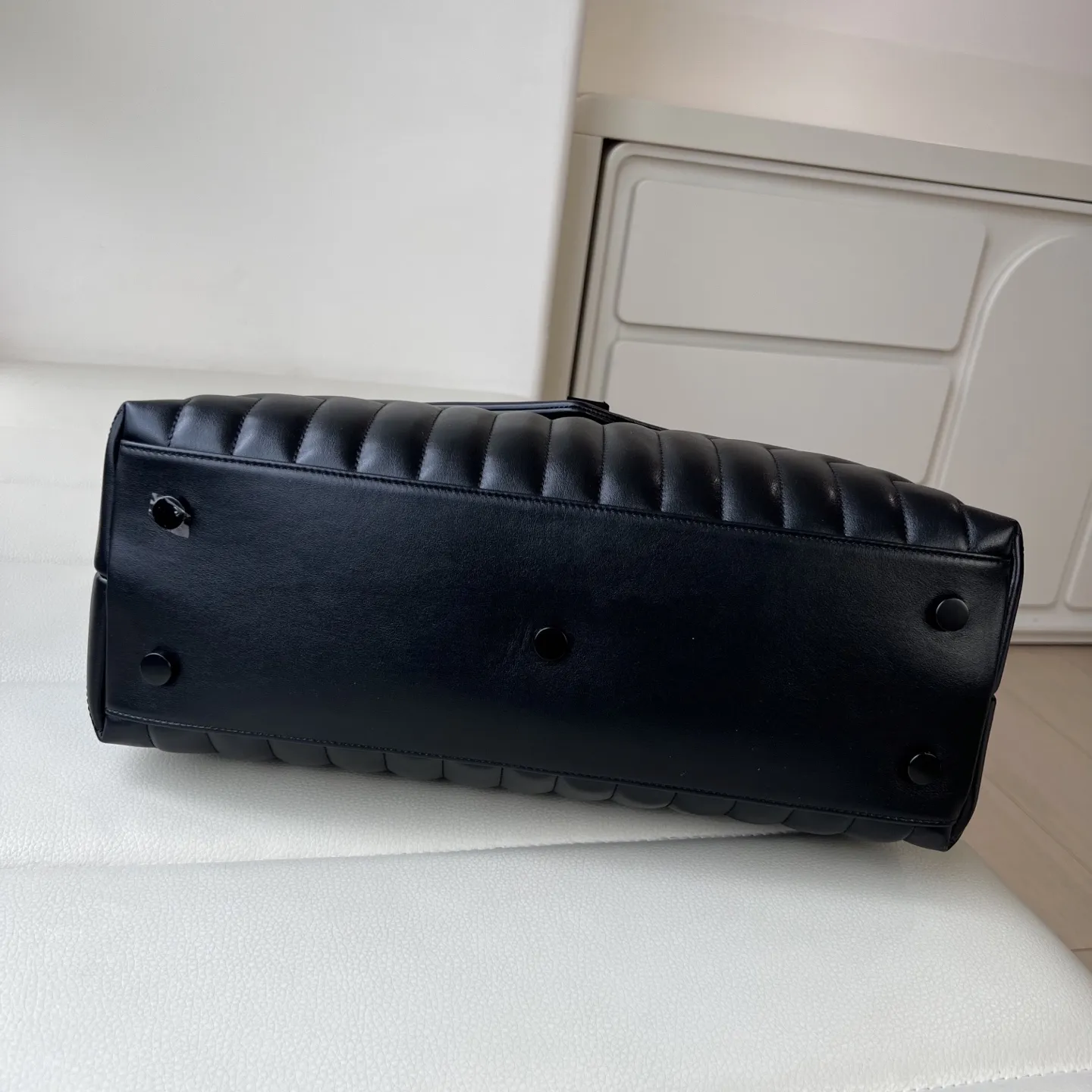 𝐒𝐀𝐈𝐍𝐓 𝐋𝐀𝐔𝐑𝐄𝐍𝐓 超大号 38cm LOULOU 经典柔和造型前翻盖包，带金属联结金属标志，金属和真皮链条肩带以及&ldquo;Y&rdquo;字形拼接缝合。货号 457014 。💰920 尺寸 38.0 27.0 14.0 CM100% 小牛皮，罗缎衬里肩带可以折叠或挎在肩上磁性锁扣氧化镍色调五金/青铜色金属五金，内部中央拉链袋，1个隔层袋，肩带长度: 折叠后26厘米，打开后48厘米