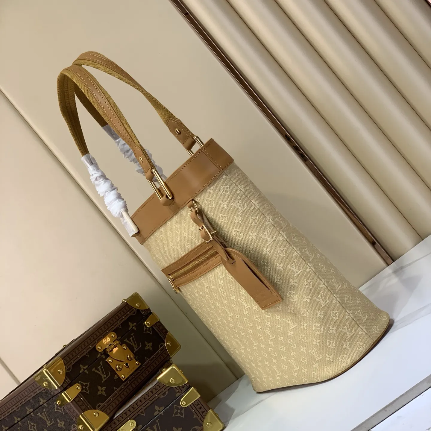 复刻独家实拍📷【Lucille 大号手提袋】 M92609 M92679 M92681 M92683 M92677 棕色/黄内里 丹宁牛仔开口笑托特包中古包 （典藏款）Vintage Lv 手袋 丹宁牛仔搭配牛皮饰边 薇薇安购物袋oo[握手][握手]简约时尚的菜篮子包形永不过时 敞口大开合设计 内有贴身大隔层和拉链小袋可分类收藏物品 实用性超赞 尺寸：30 &times; 29 &times; 9 cm