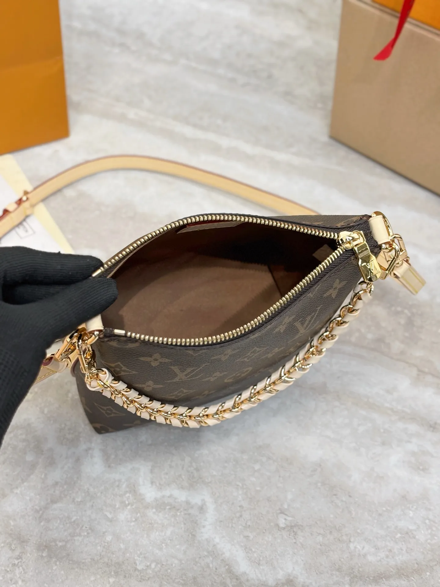顶级原厂 《配全套正品包装》 型号：M29099 尺寸：17.5 x 18 x 9.5cm 本款 Multipass Mini 手袋以经典 Monogram 帆布重释 Multipass 设计。牛皮革肩带便于斜挎背携，金属链条点缀工致意趣，二者均可按需拆卸。宽裕空间可容纳日常所需，轻松搭配工作与周末造型