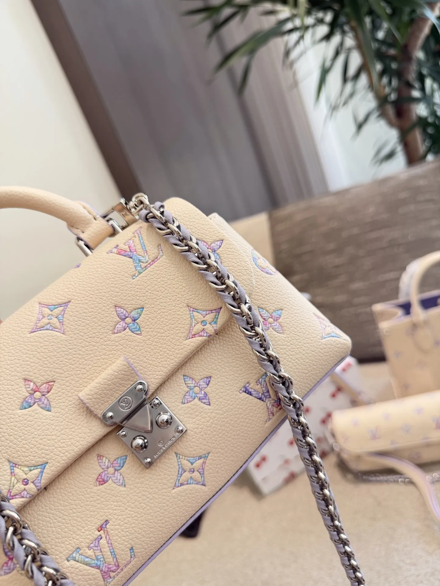 LV Nano Madeleine梦幻紫渐变包 p160 💜LV Nano Madeleine梦幻紫渐变包,采用全粒纹Taurillon牛皮,压纹+金色五金,质感细腻又高级✨。梦幻紫渐变老花图案,浪漫优雅,尺寸约21×12×5.6cm,小巧精致,日常通勤或约会都很适合。链条可拆卸,手提、斜挎、腋下多种背法,搭配灵活。S-lock锁扣设计,安全又美观,内部能装手机、口红等日常小物,实用又时髦,是夏季限定热门款!