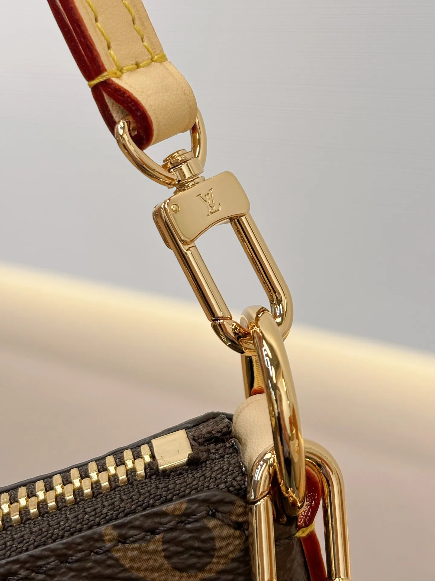 顶级原厂 《配全套正品包装》 型号：M29099 尺寸：17.5 x 18 x 9.5cm 本款 Multipass Mini 手袋以经典 Monogram 帆布重释 Multipass 设计。牛皮革肩带便于斜挎背携，金属链条点缀工致意趣，二者均可按需拆卸。宽裕空间可容纳日常所需，轻松搭配工作与周末造型