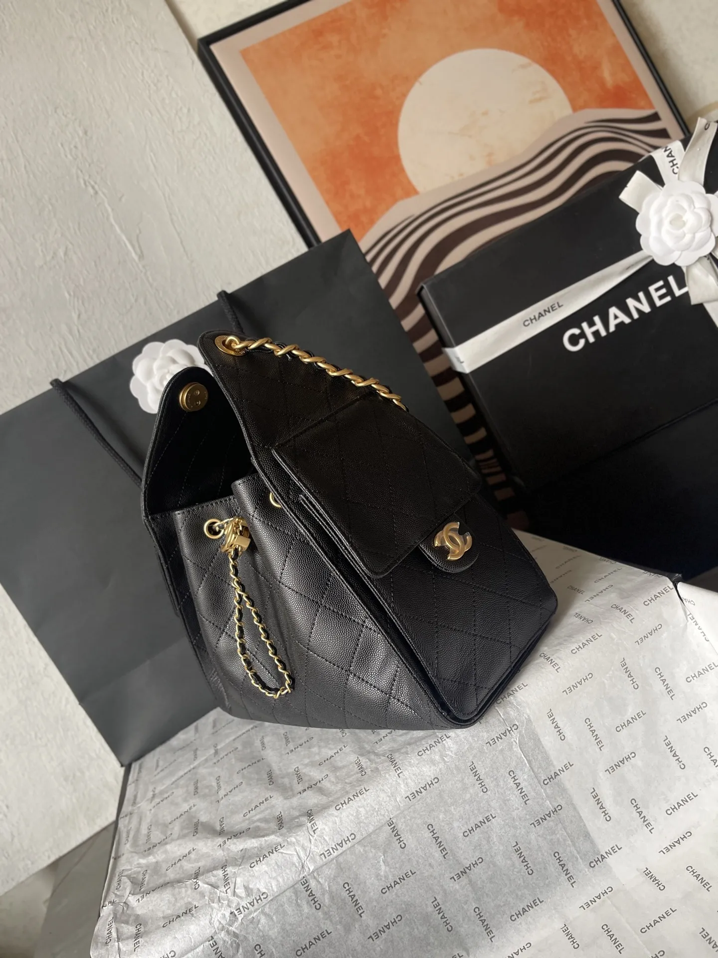 小原单💰358包邮‼️ 【配盒】25c 球纹皮嘻哈包 香奈儿 chanel hobo 腋下包 嬉皮腋下包小号 复古金币纽扣抽绳水桶包+菱格纹+复古黑金 经典链条设计，高级感十足！日常出行必备，外观精美，质感细腻，无论休闲装还是正式场合都能轻松驾驭 款号AS5293 尺寸30-26-14