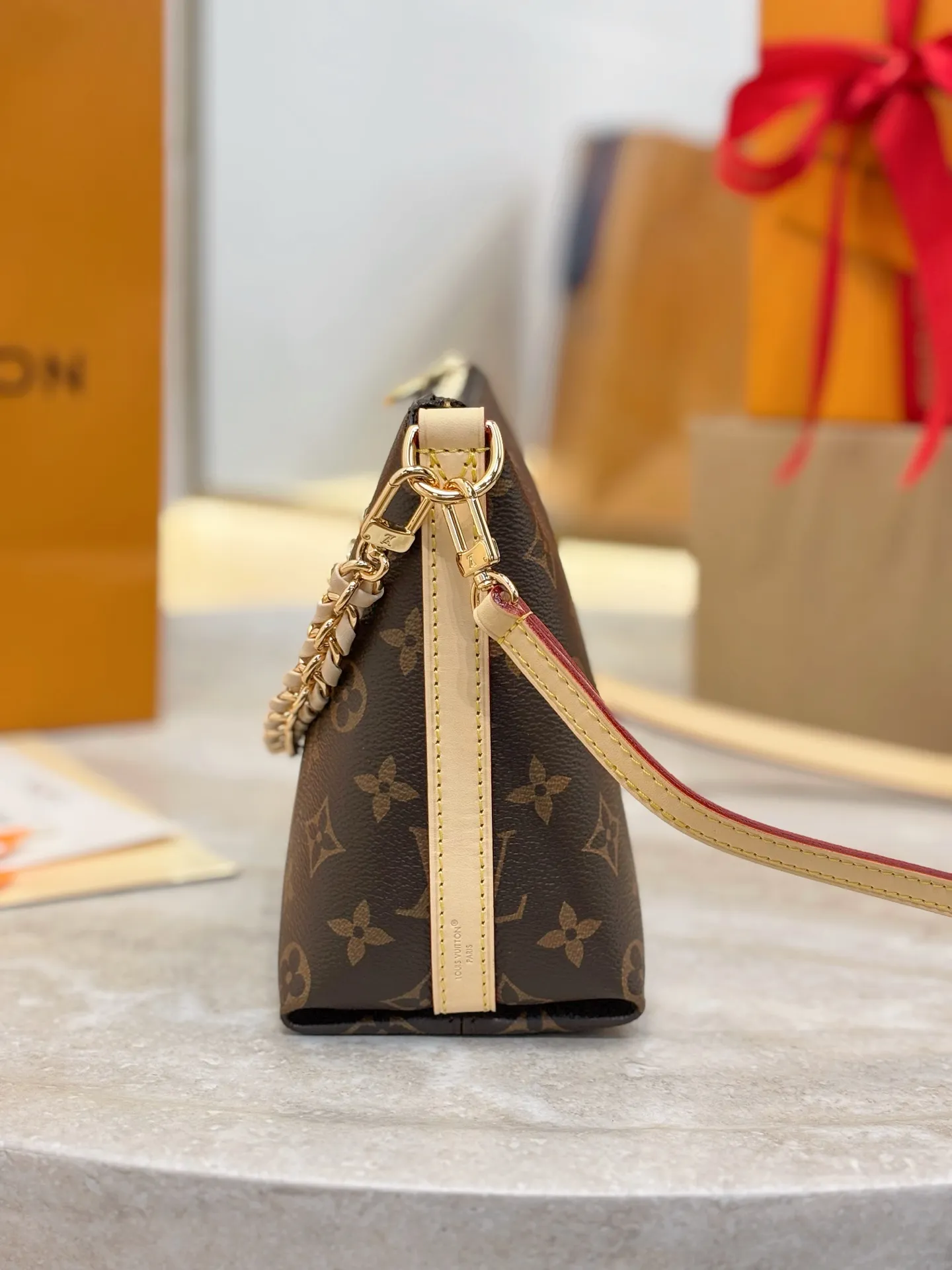顶级原厂 《配全套正品包装》 型号:M29099 尺寸:17.5 x 18 x 9.5cm 本款 Multipass Mini 手袋以经典 Monogram 帆布重释 Multipass 设计。牛皮革肩带便于斜挎背携,金属链条点缀工致意趣,二者均可按需拆卸。宽裕空间可容纳日常所需,轻松搭配工作与周末造型