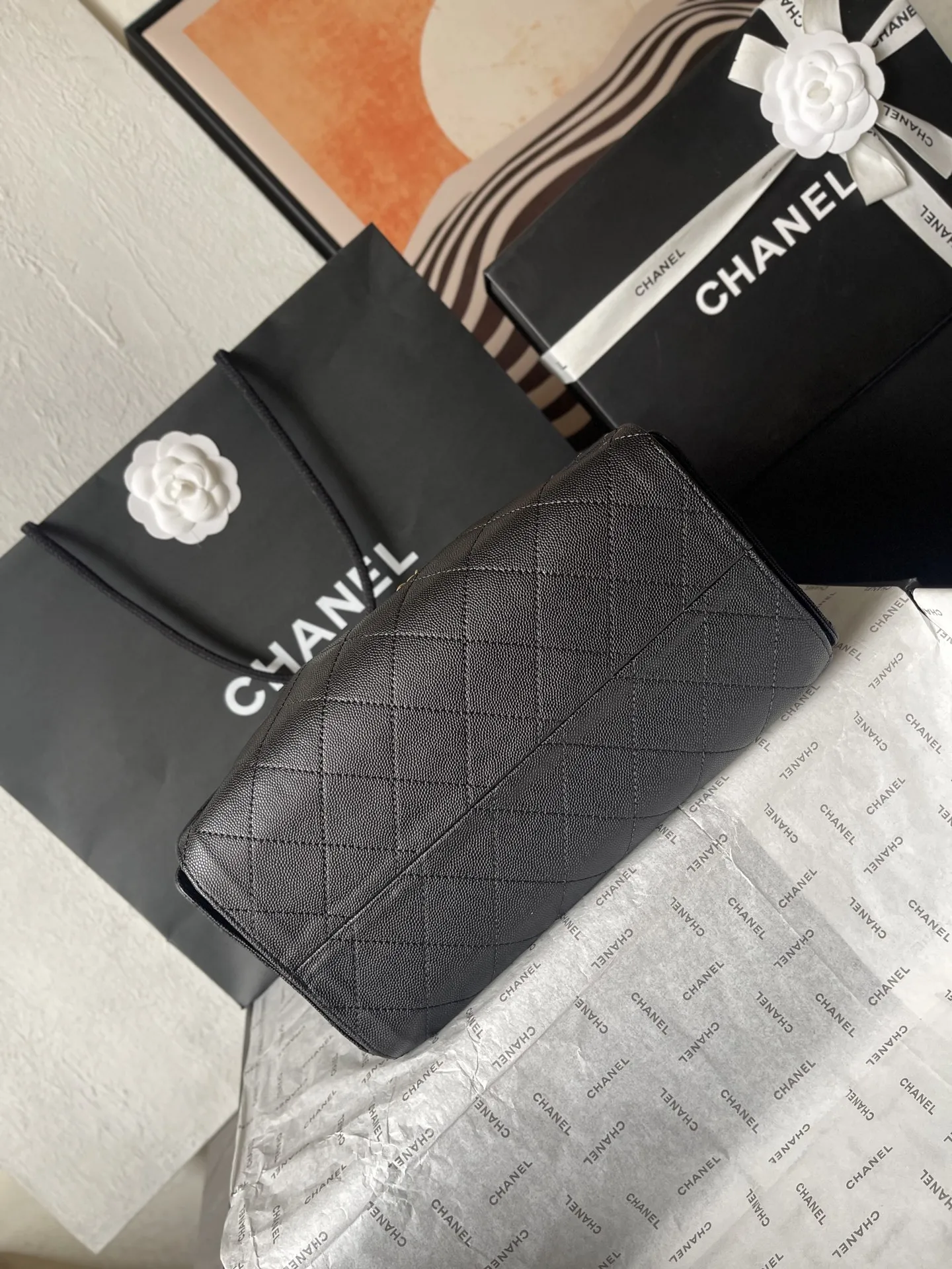 小原单💰358包邮‼️ 【配盒】25c 球纹皮嘻哈包 香奈儿 chanel hobo 腋下包 嬉皮腋下包小号 复古金币纽扣抽绳水桶包+菱格纹+复古黑金 经典链条设计，高级感十足！日常出行必备，外观精美，质感细腻，无论休闲装还是正式场合都能轻松驾驭 款号AS5293 尺寸30-26-14