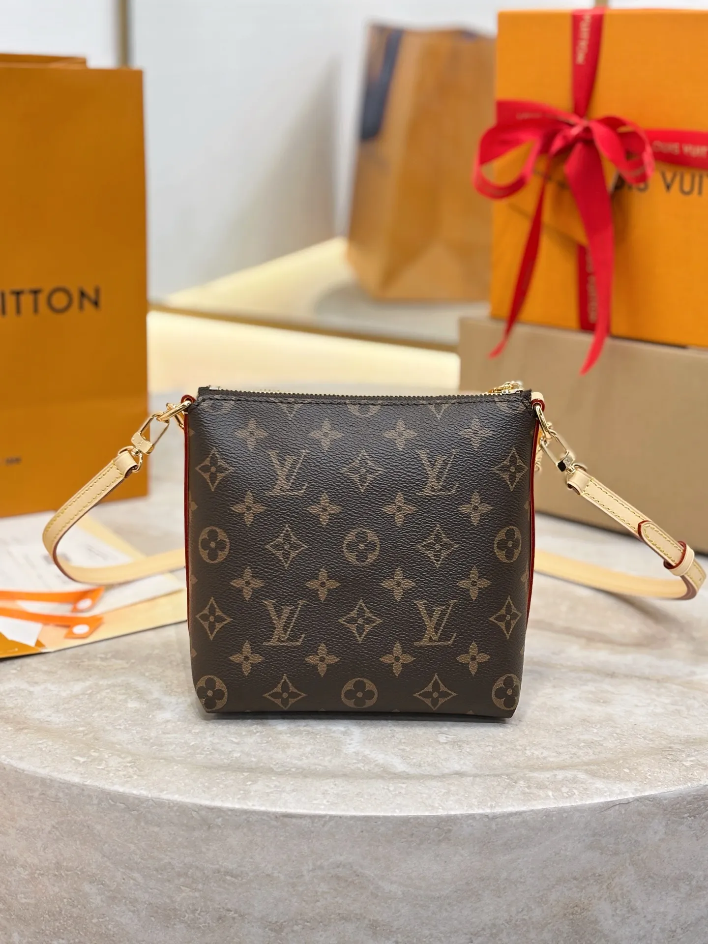 顶级原厂 《配全套正品包装》 型号：M29099 尺寸：17.5 x 18 x 9.5cm 本款 Multipass Mini 手袋以经典 Monogram 帆布重释 Multipass 设计。牛皮革肩带便于斜挎背携，金属链条点缀工致意趣，二者均可按需拆卸。宽裕空间可容纳日常所需，轻松搭配工作与周末造型