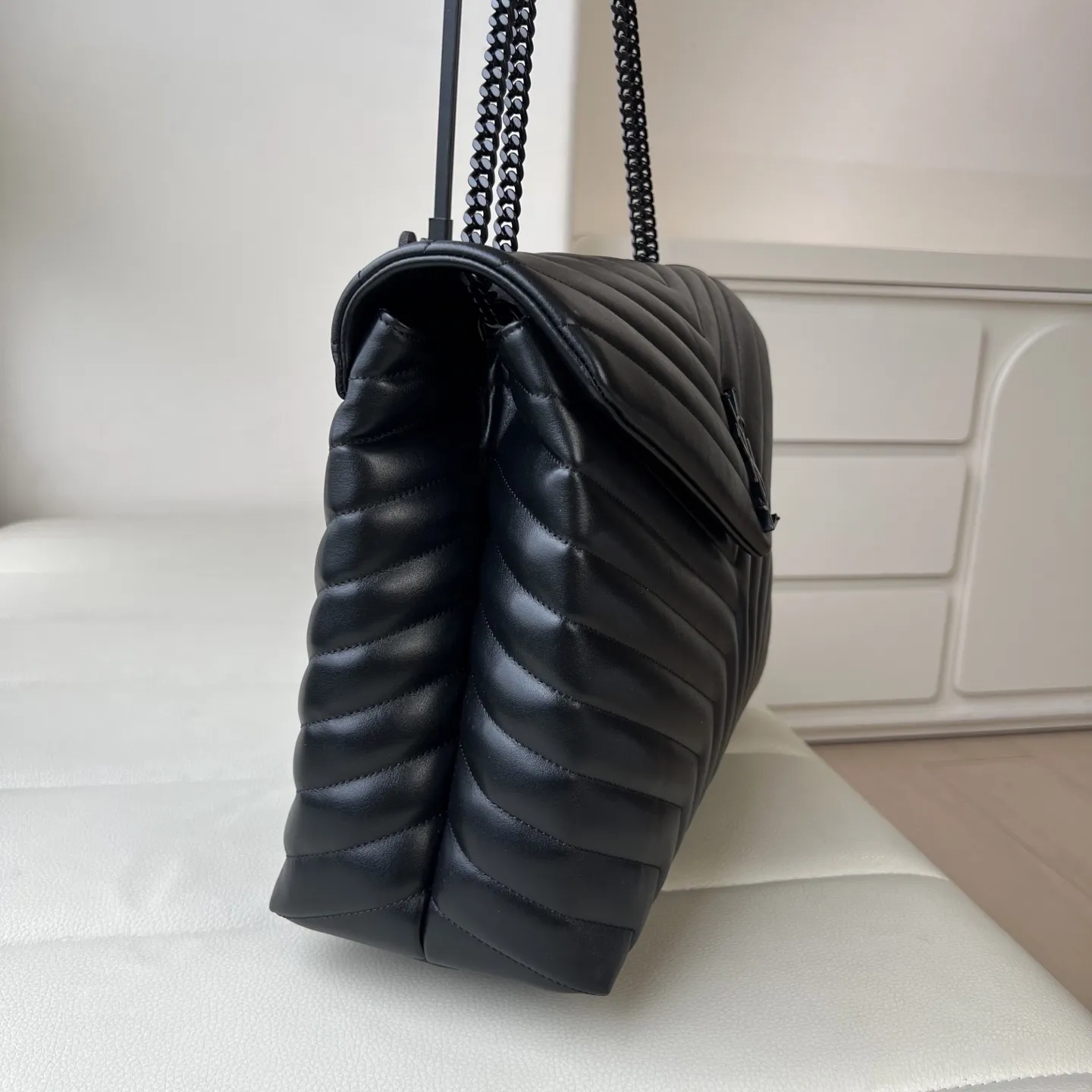 𝐒𝐀𝐈𝐍𝐓 𝐋𝐀𝐔𝐑𝐄𝐍𝐓 超大号 38cm LOULOU 经典柔和造型前翻盖包,带金属联结金属标志,金属和真皮链条肩带以及“Y”字形拼接缝合。货号 457014 。💰920 尺寸 38.0 27.0 14.0 CM100% 小牛皮,罗缎衬里肩带可以折叠或挎在肩上磁性锁扣氧化镍色调五金/青铜色金属五金,内部中央拉链袋,1个隔层袋,肩带长度: 折叠后26厘米,打开后48厘米