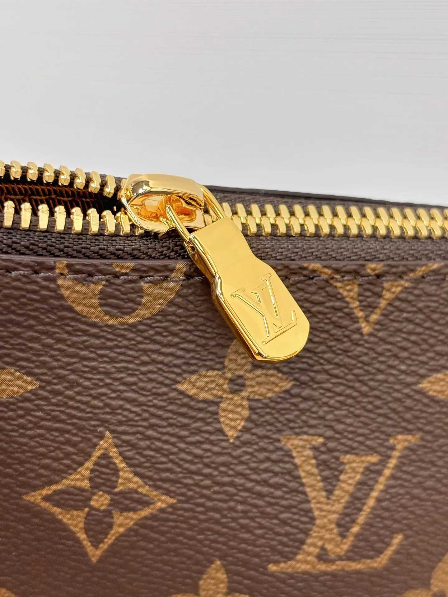 顶级原厂 《配全套正品包装》 型号：M29099 尺寸：17.5 x 18 x 9.5cm 本款 Multipass Mini 手袋以经典 Monogram 帆布重释 Multipass 设计。牛皮革肩带便于斜挎背携，金属链条点缀工致意趣，二者均可按需拆卸。宽裕空间可容纳日常所需，轻松搭配工作与周末造型