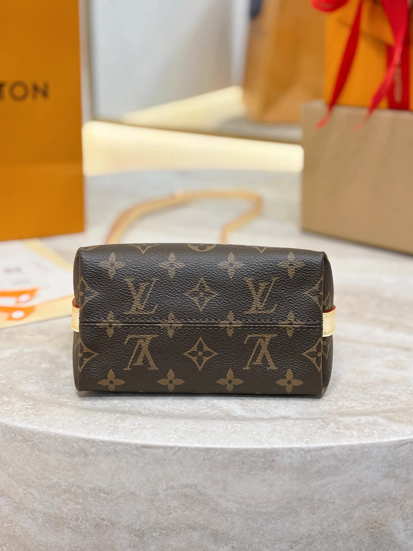 顶级原厂 《配全套正品包装》 型号：M29099 尺寸：17.5 x 18 x 9.5cm 本款 Multipass Mini 手袋以经典 Monogram 帆布重释 Multipass 设计。牛皮革肩带便于斜挎背携，金属链条点缀工致意趣，二者均可按需拆卸。宽裕空间可容纳日常所需，轻松搭配工作与周末造型