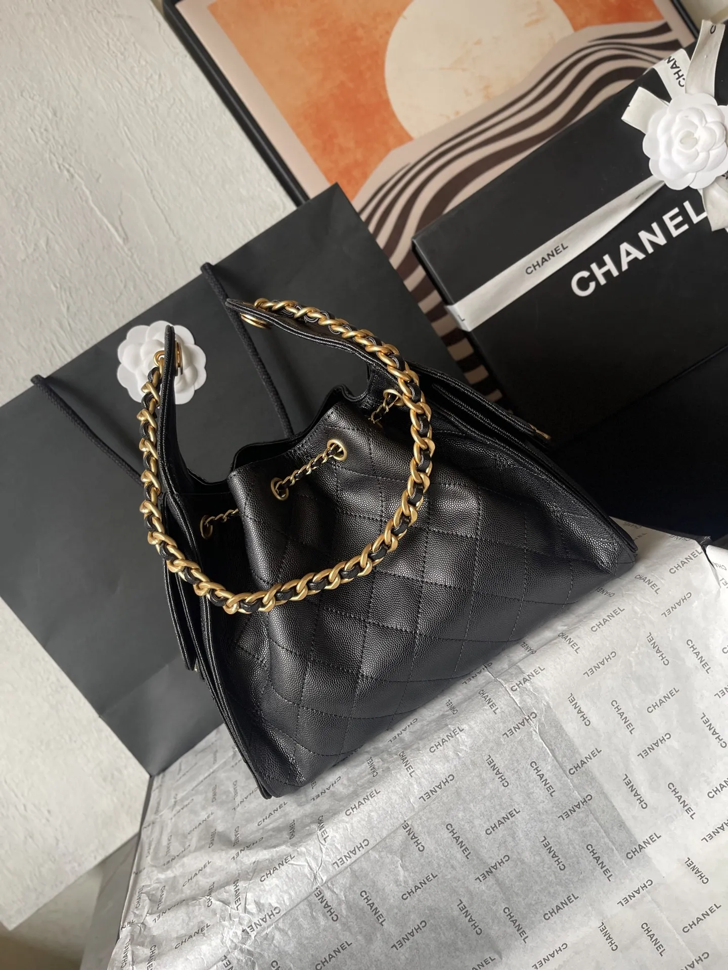 小原单💰358包邮‼️ 【配盒】25c 球纹皮嘻哈包 香奈儿 chanel hobo 腋下包 嬉皮腋下包小号 复古金币纽扣抽绳水桶包+菱格纹+复古黑金 经典链条设计，高级感十足！日常出行必备，外观精美，质感细腻，无论休闲装还是正式场合都能轻松驾驭 款号AS5293 尺寸30-26-14