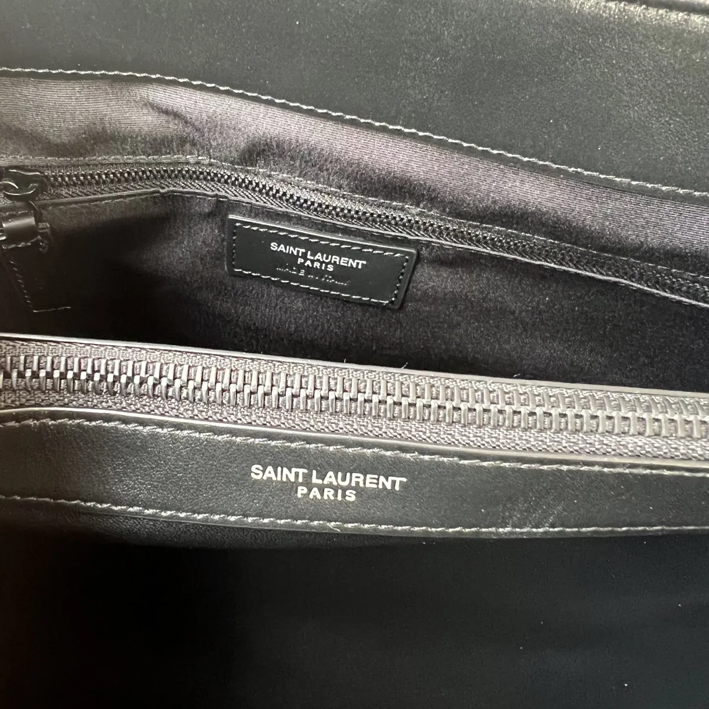 𝐒𝐀𝐈𝐍𝐓 𝐋𝐀𝐔𝐑𝐄𝐍𝐓 超大号 38cm LOULOU 经典柔和造型前翻盖包,带金属联结金属标志,金属和真皮链条肩带以及“Y”字形拼接缝合。货号 457014 。💰920 尺寸 38.0 27.0 14.0 CM100% 小牛皮,罗缎衬里肩带可以折叠或挎在肩上磁性锁扣氧化镍色调五金/青铜色金属五金,内部中央拉链袋,1个隔层袋,肩带长度: 折叠后26厘米,打开后48厘米