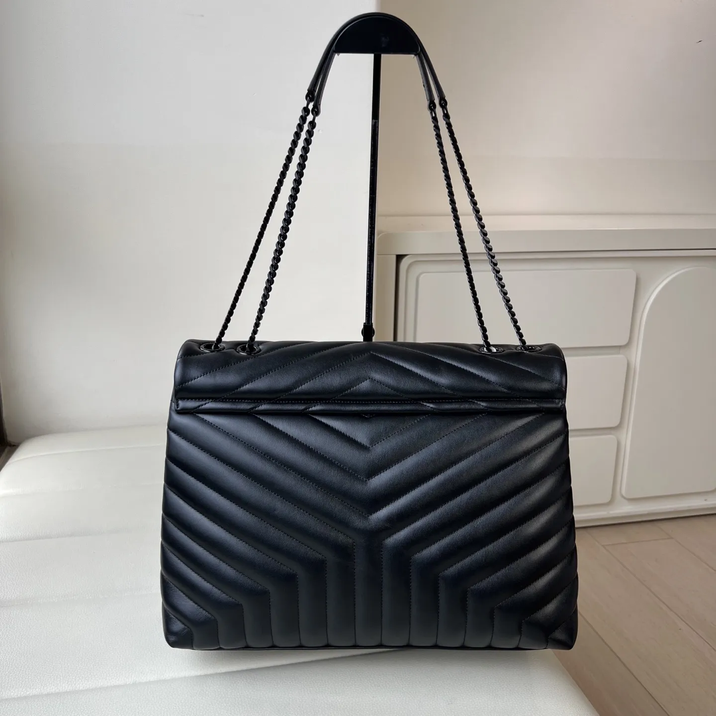 𝐒𝐀𝐈𝐍𝐓 𝐋𝐀𝐔𝐑𝐄𝐍𝐓 超大号 38cm LOULOU 经典柔和造型前翻盖包，带金属联结金属标志，金属和真皮链条肩带以及&ldquo;Y&rdquo;字形拼接缝合。货号 457014 。💰920 尺寸 38.0 27.0 14.0 CM100% 小牛皮，罗缎衬里肩带可以折叠或挎在肩上磁性锁扣氧化镍色调五金/青铜色金属五金，内部中央拉链袋，1个隔层袋，肩带长度: 折叠后26厘米，打开后48厘米