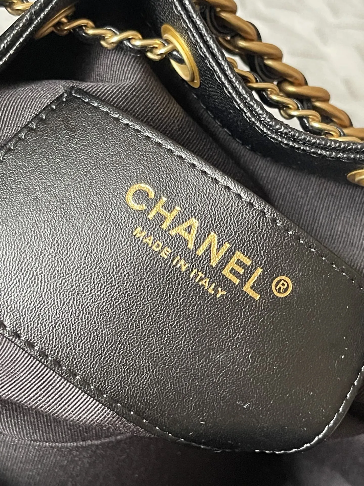 小原单💰358包邮‼️ 【配盒】25c 球纹皮嘻哈包 香奈儿 chanel hobo 腋下包 嬉皮腋下包小号 复古金币纽扣抽绳水桶包+菱格纹+复古黑金 经典链条设计，高级感十足！日常出行必备，外观精美，质感细腻，无论休闲装还是正式场合都能轻松驾驭 款号AS5293 尺寸30-26-14