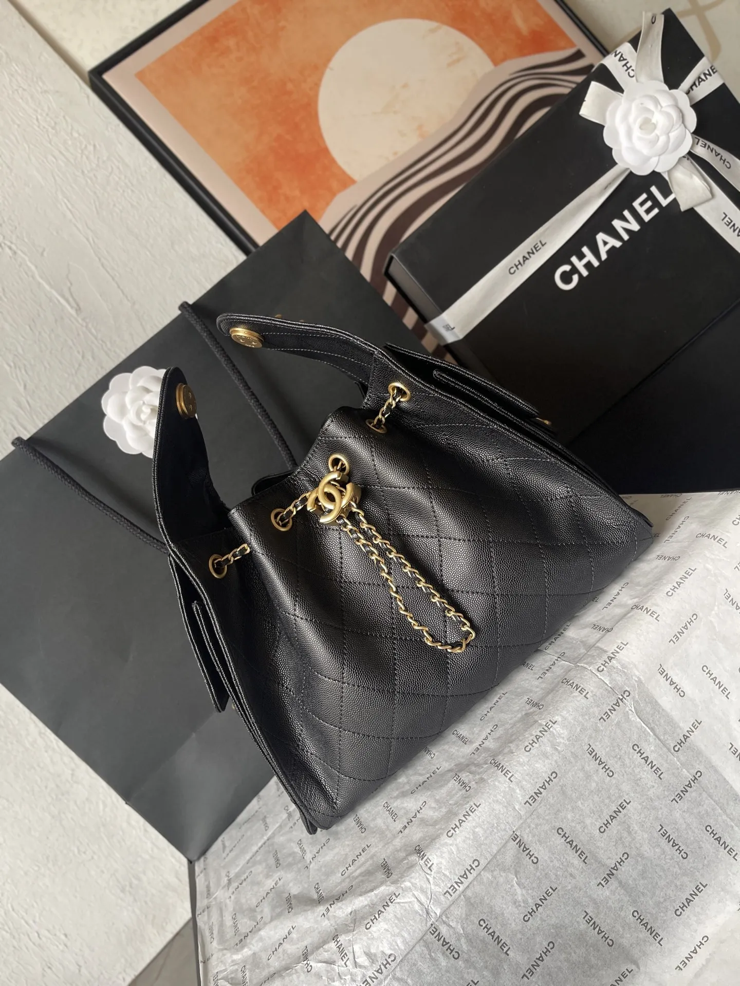 小原单💰358包邮‼️ 【配盒】25c 球纹皮嘻哈包 香奈儿 chanel hobo 腋下包 嬉皮腋下包小号 复古金币纽扣抽绳水桶包+菱格纹+复古黑金 经典链条设计，高级感十足！日常出行必备，外观精美，质感细腻，无论休闲装还是正式场合都能轻松驾驭 款号AS5293 尺寸30-26-14