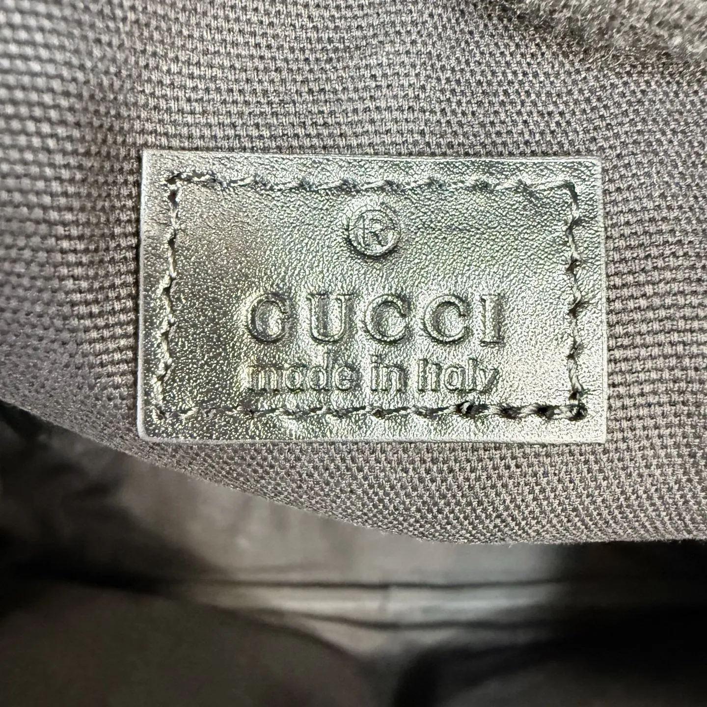 p690。【配全套包装】‼️GG Emblem系列以饰GG印花压纹图案光面皮革焕新演绎品牌历久弥新的优雅风范和精湛工艺。这款斜挎包配有一根可拆卸可调节肩带,背携方式灵活多样。 黑色GG印花压纹光面皮革 黑色皮革滚边 黑色棉麻混纺衬里 织带细节 内部:1个隔层 外部:1个拉链袋 拉链开合 型号:857974。 尺寸:31厘米(宽)x 43厘米(高)x 8厘米(深) 颜色:黑色/压花。