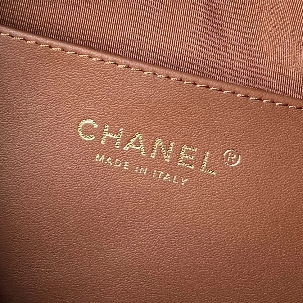 💰💰 730🌹Chanel⚛️25K 嬉皮包hobo 高级感满满 秋冬必入款 AS5837 小牛皮配复古旧金属 经典双Clogo 宽版皮穿链设计复古又时尚 放大菱格纹简约包型增添个性气质 日常搭配休闲造型瞬间提升质感 𝐕𝐢𝐧𝐭𝐚𝐠𝐞中古感十足 容量非常大 全是心动的感觉 尺寸:24&times;28&times;8cm