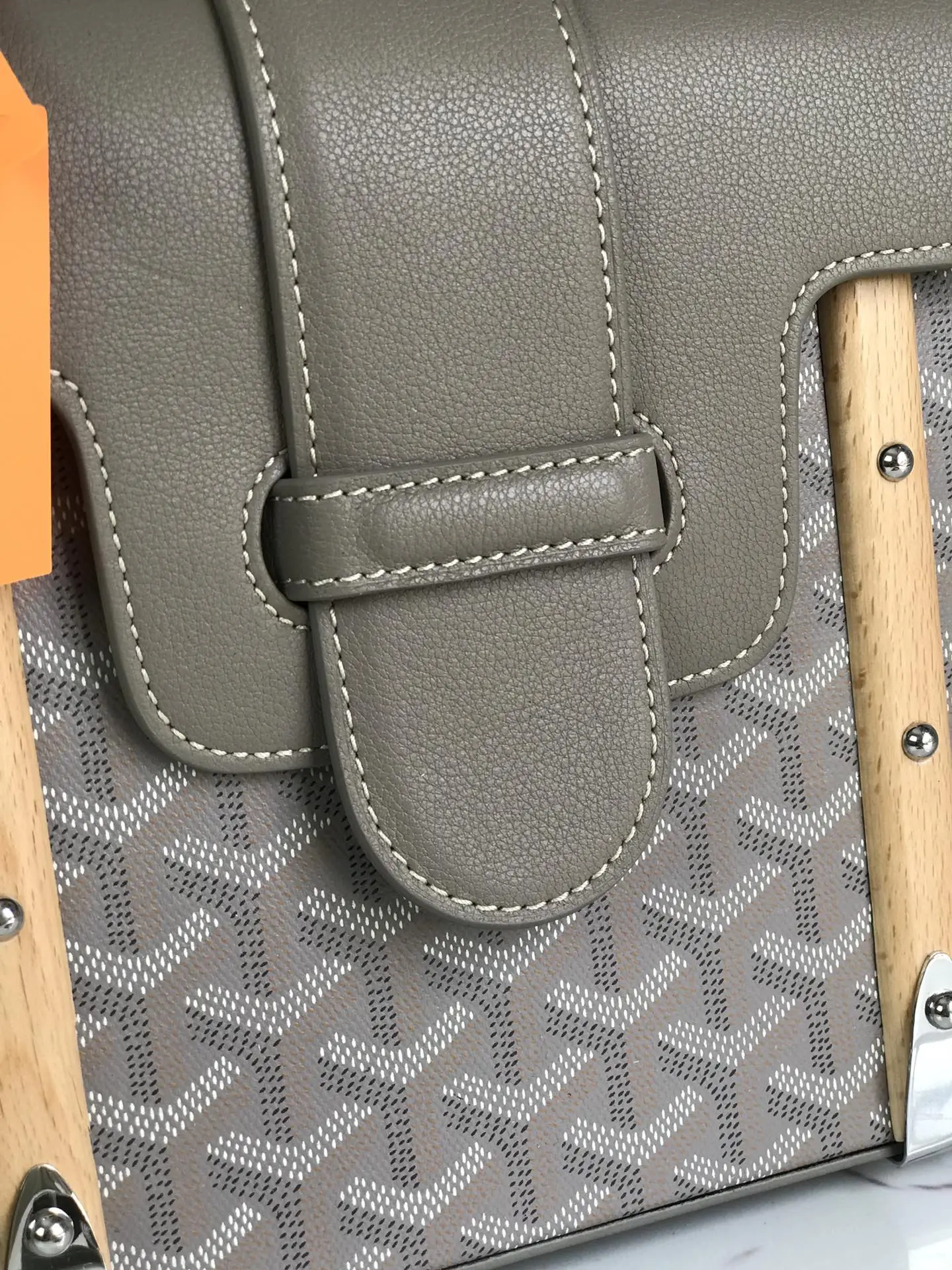 全新升级Goyard Sa&iuml;gon PM小号包 奶茶灰 Sa&iuml;gon包是Goyar之家最具代表性的经典包款之一，它以手袋的形式呈现出goyar所有旅行箱制作工艺的特点。Sa&iuml;gon 小号包充足的容量使它成为日用包款的完美之选，气质优雅与时尚摩登感相结合，不同搭配不同风格，🉑️手提🉑️肩背🉑️斜挎。 对版平纹光面皮➕光滑榉木手柄➕双层加厚亚棉麻帆布➕全钢五金，配原版包装🎁 尺寸Size：28cm&times;20cm&times;12cm 🔎020192-1