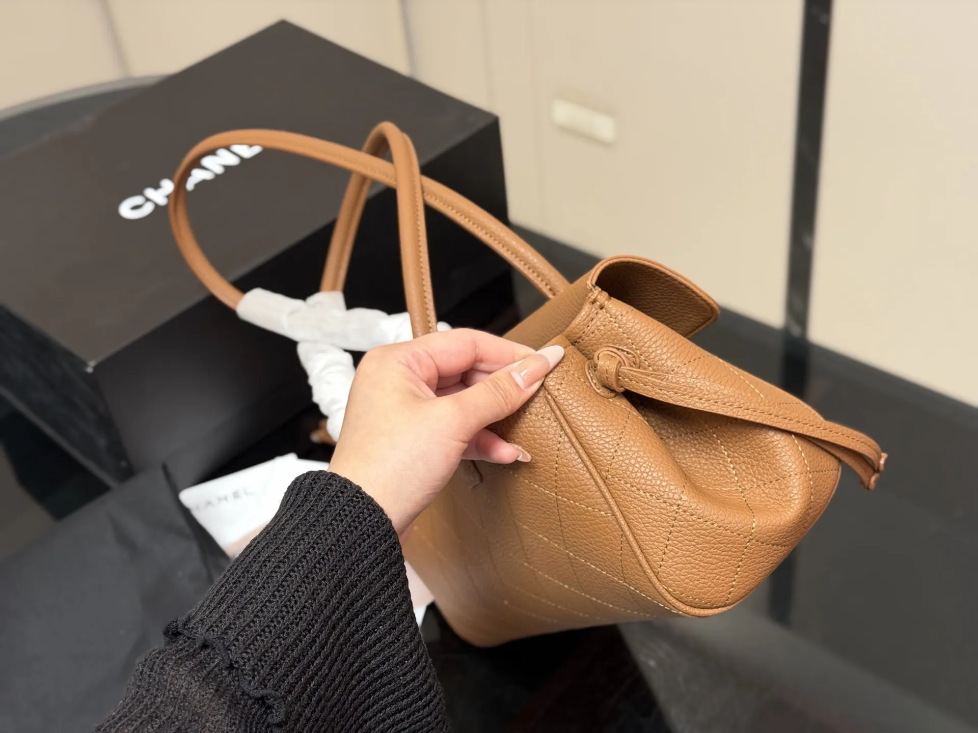¥240 配折叠盒飞机盒 香奈儿中古vintage chanel cerf 一直很想找一只香奈儿的中古包 锁定在方胖子 贝嫂 31bag这些热门款上 无意中发现这只cerf 一下子爱上了 是我喜欢的大包 可以放很多东西 可以手提也可以单肩 尺寸:31.18cm