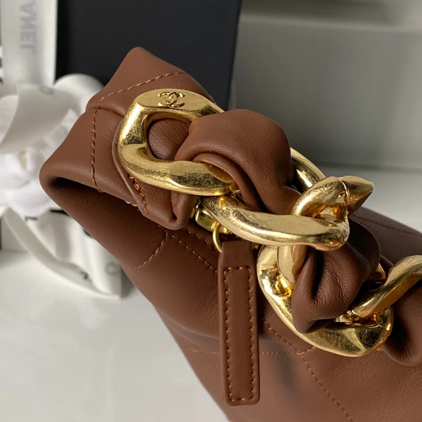 💰💰 730🌹Chanel⚛️25K 嬉皮包hobo 高级感满满 秋冬必入款 AS5837 小牛皮配复古旧金属 经典双Clogo 宽版皮穿链设计复古又时尚 放大菱格纹简约包型增添个性气质 日常搭配休闲造型瞬间提升质感 𝐕𝐢𝐧𝐭𝐚𝐠𝐞中古感十足 容量非常大 全是心动的感觉 尺寸:24×28×8cm