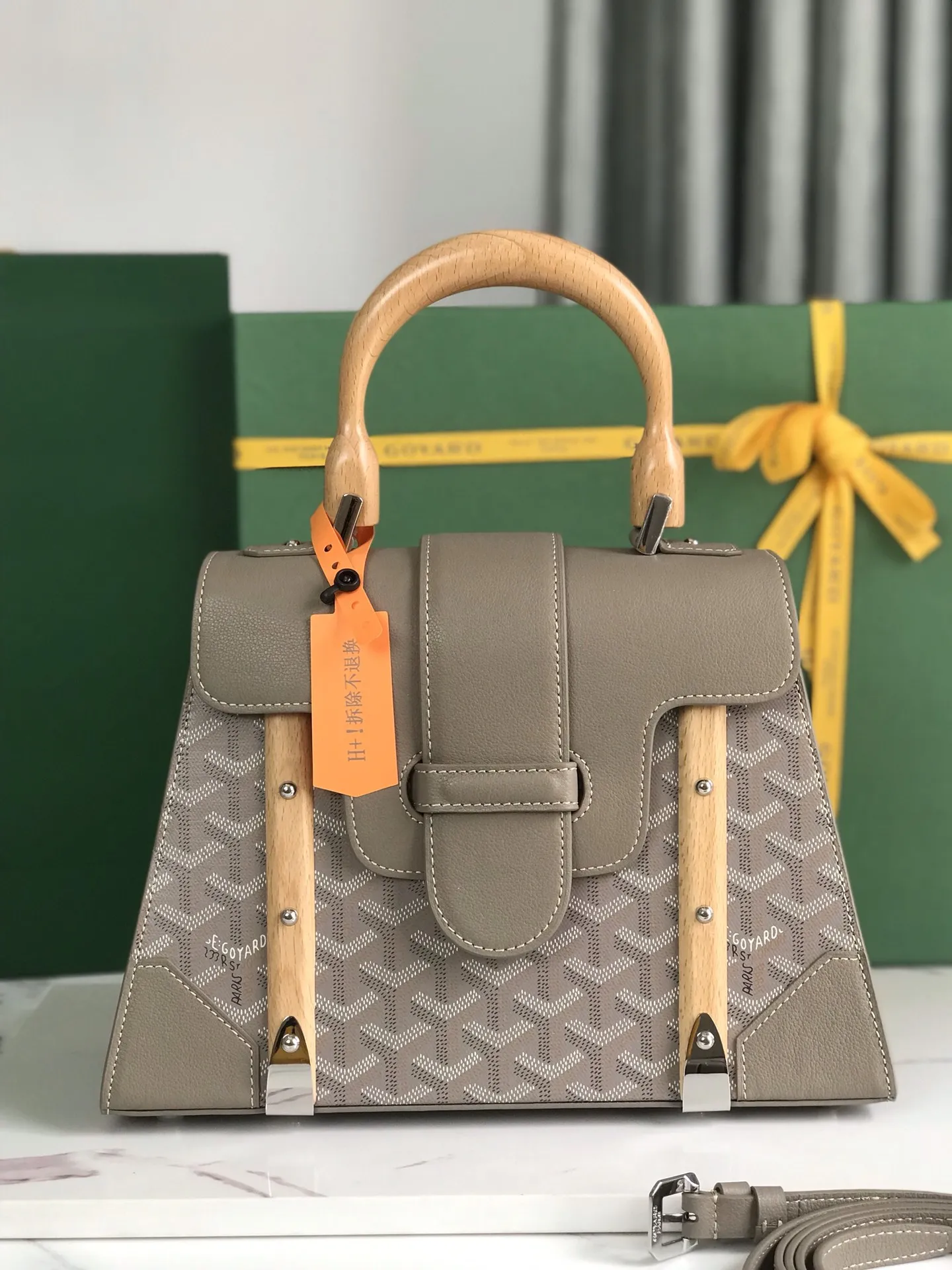 全新升级Goyard Sa&iuml;gon PM小号包 奶茶灰 Sa&iuml;gon包是Goyar之家最具代表性的经典包款之一，它以手袋的形式呈现出goyar所有旅行箱制作工艺的特点。Sa&iuml;gon 小号包充足的容量使它成为日用包款的完美之选，气质优雅与时尚摩登感相结合，不同搭配不同风格，🉑️手提🉑️肩背🉑️斜挎。 对版平纹光面皮➕光滑榉木手柄➕双层加厚亚棉麻帆布➕全钢五金，配原版包装🎁 尺寸Size：28cm&times;20cm&times;12cm 🔎020192-1