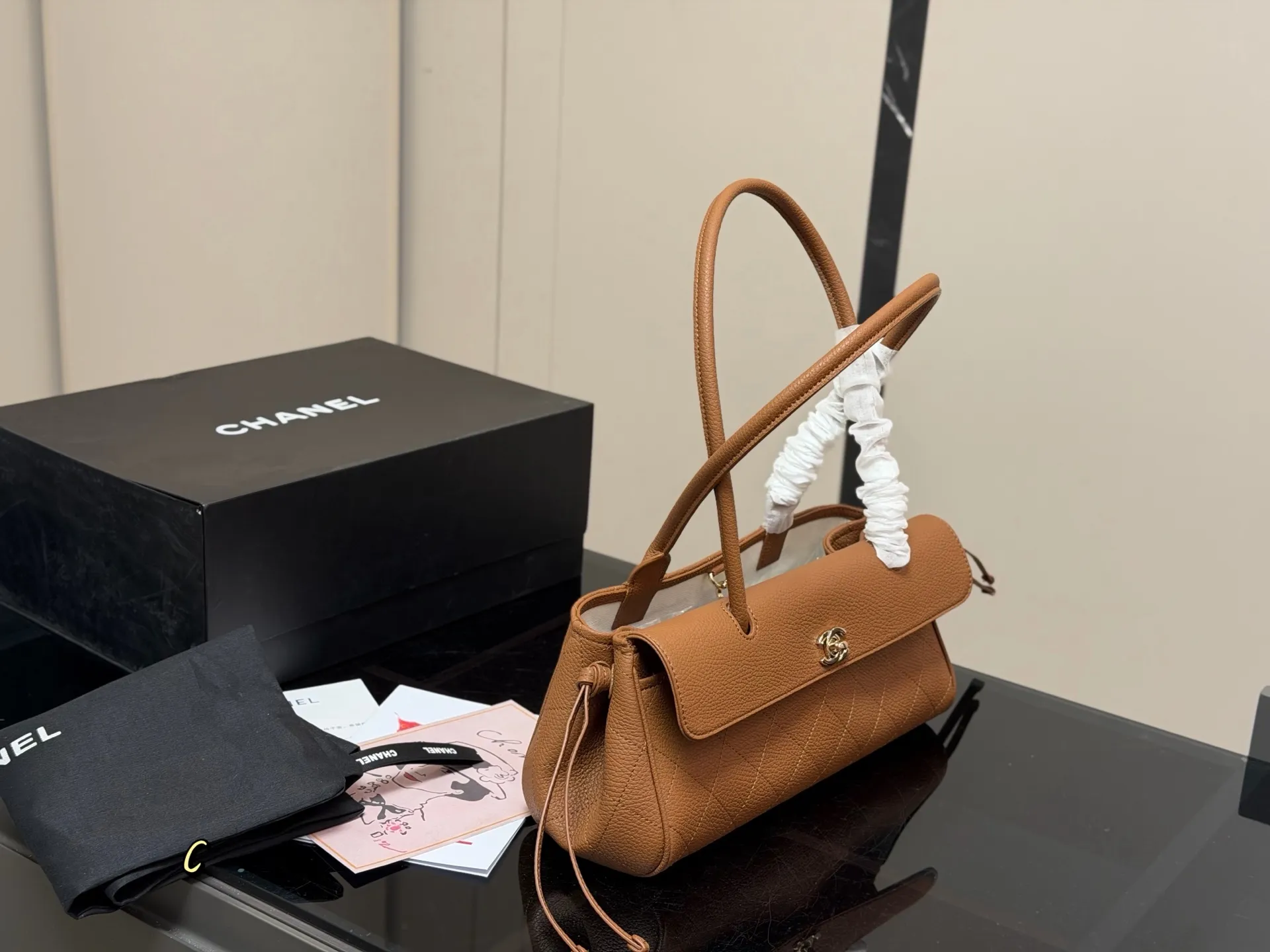 &yen;240 配折叠盒飞机盒 香奈儿中古vintage chanel cerf 一直很想找一只香奈儿的中古包 锁定在方胖子 贝嫂 31bag这些热门款上 无意中发现这只cerf 一下子爱上了 是我喜欢的大包 可以放很多东西 可以手提也可以单肩 尺寸:31.18cm