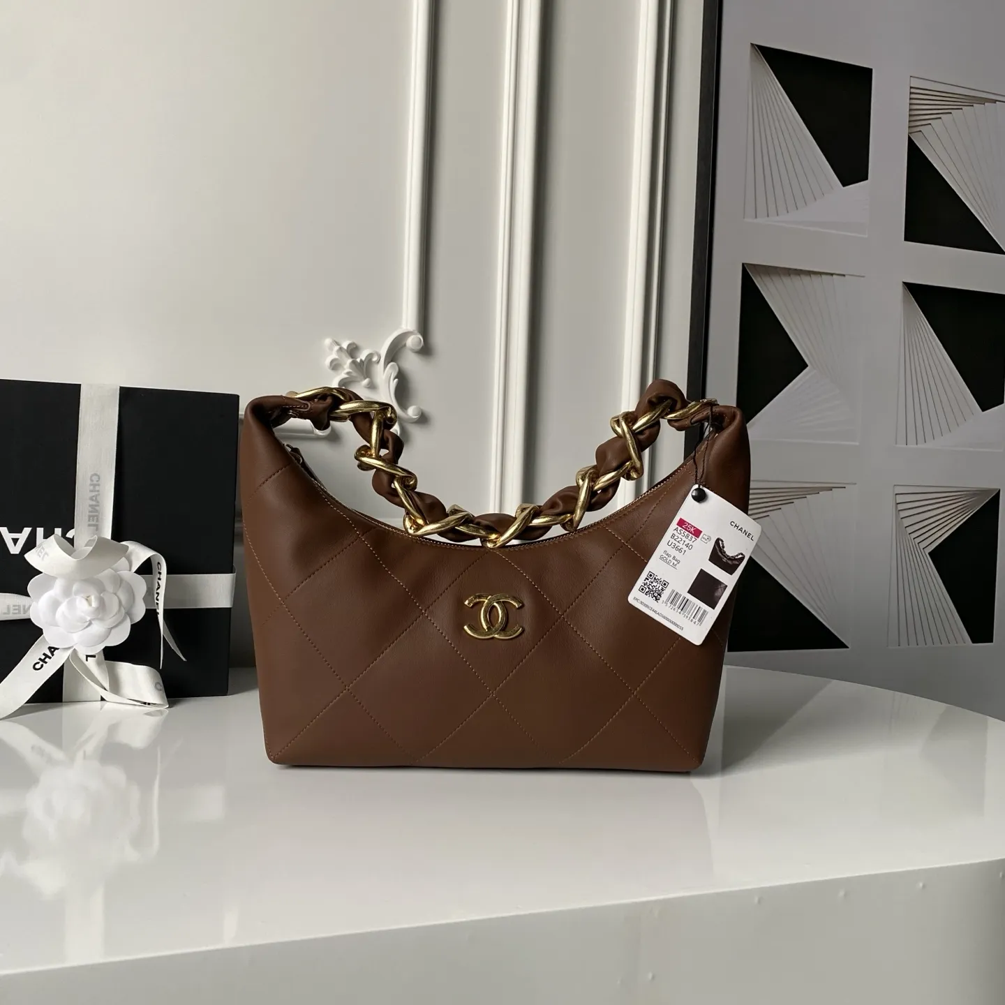 💰💰 730🌹Chanel⚛️25K 嬉皮包hobo 高级感满满 秋冬必入款 AS5837 小牛皮配复古旧金属 经典双Clogo 宽版皮穿链设计复古又时尚 放大菱格纹简约包型增添个性气质 日常搭配休闲造型瞬间提升质感 𝐕𝐢𝐧𝐭𝐚𝐠𝐞中古感十足 容量非常大 全是心动的感觉 尺寸:24×28×8cm