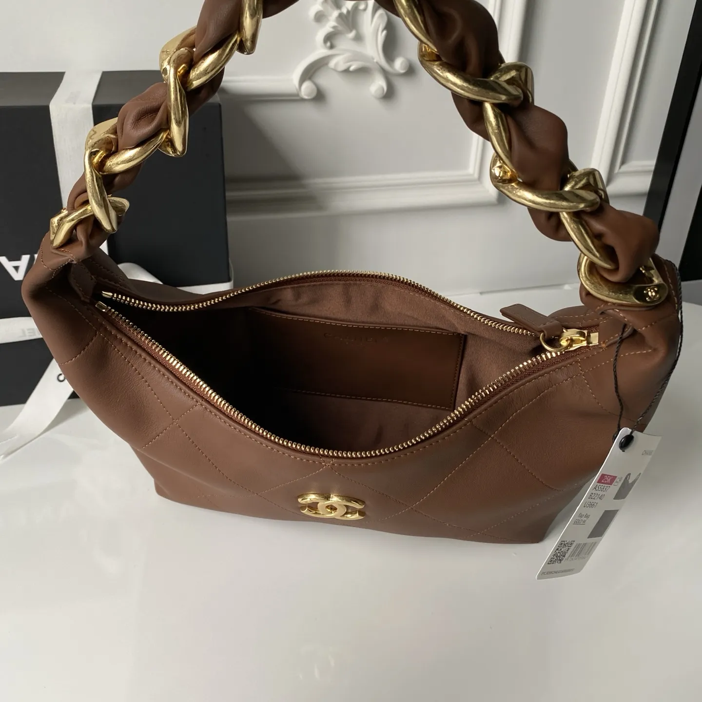 💰💰 730🌹Chanel⚛️25K 嬉皮包hobo 高级感满满 秋冬必入款 AS5837 小牛皮配复古旧金属 经典双Clogo 宽版皮穿链设计复古又时尚 放大菱格纹简约包型增添个性气质 日常搭配休闲造型瞬间提升质感 𝐕𝐢𝐧𝐭𝐚𝐠𝐞中古感十足 容量非常大 全是心动的感觉 尺寸:24&times;28&times;8cm