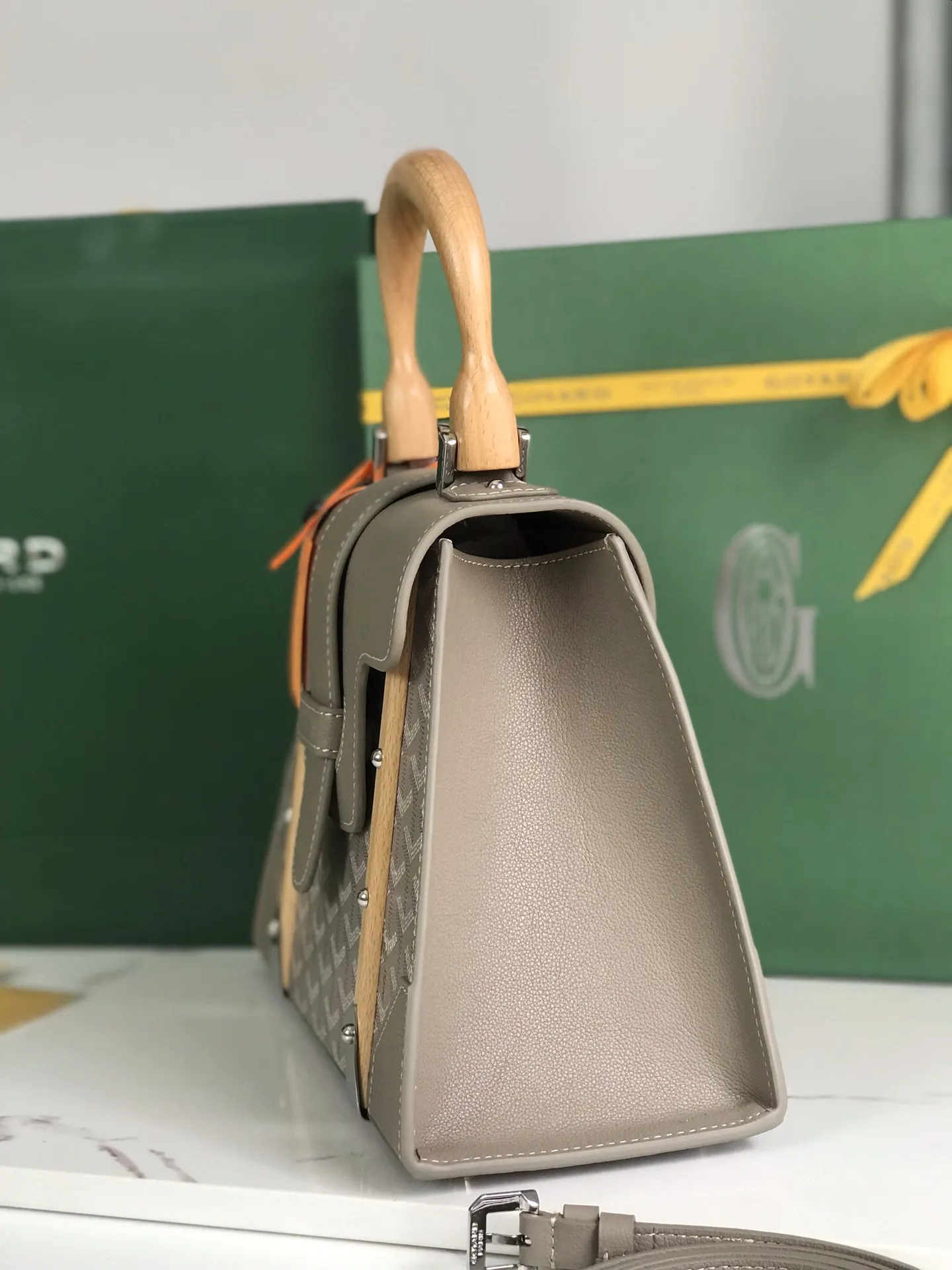 全新升级Goyard Saïgon PM小号包 奶茶灰 Saïgon包是Goyar之家最具代表性的经典包款之一,它以手袋的形式呈现出goyar所有旅行箱制作工艺的特点。Saïgon 小号包充足的容量使它成为日用包款的完美之选,气质优雅与时尚摩登感相结合,不同搭配不同风格,🉑️手提🉑️肩背🉑️斜挎。 对版平纹光面皮➕光滑榉木手柄➕双层加厚亚棉麻帆布➕全钢五金,配原版包装🎁 尺寸Size:28cm×20cm×12cm 🔎020192-1
