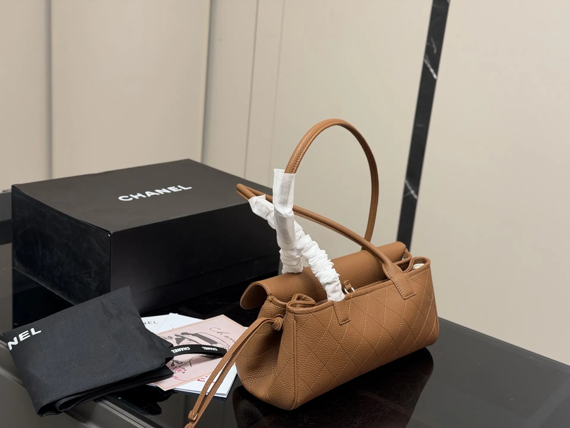 ¥240 配折叠盒飞机盒 香奈儿中古vintage chanel cerf 一直很想找一只香奈儿的中古包 锁定在方胖子 贝嫂 31bag这些热门款上 无意中发现这只cerf 一下子爱上了 是我喜欢的大包 可以放很多东西 可以手提也可以单肩 尺寸:31.18cm