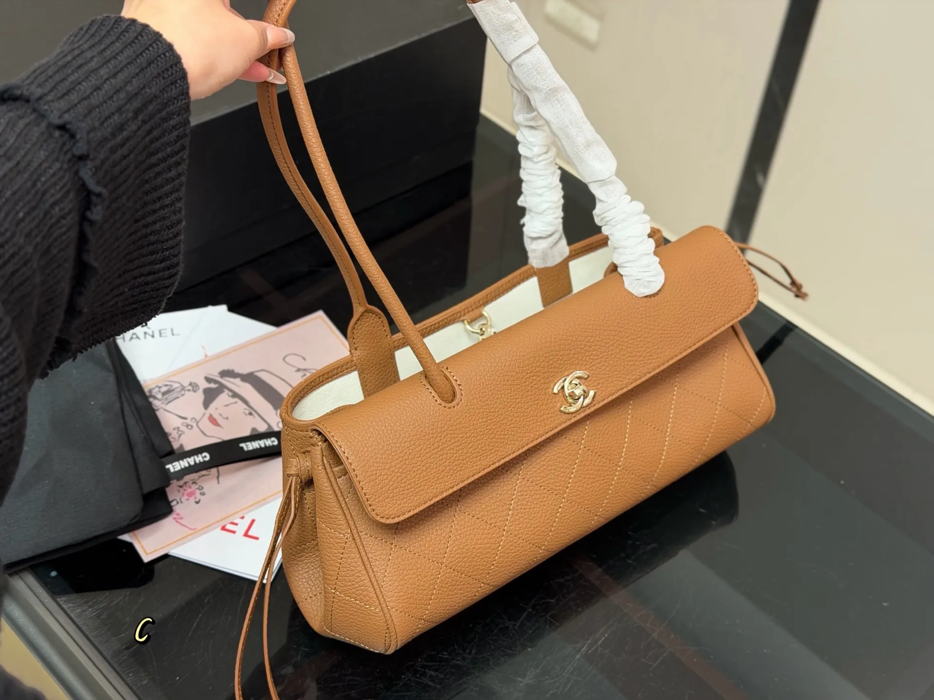¥240 配折叠盒飞机盒 香奈儿中古vintage chanel cerf 一直很想找一只香奈儿的中古包 锁定在方胖子 贝嫂 31bag这些热门款上 无意中发现这只cerf 一下子爱上了 是我喜欢的大包 可以放很多东西 可以手提也可以单肩 尺寸:31.18cm