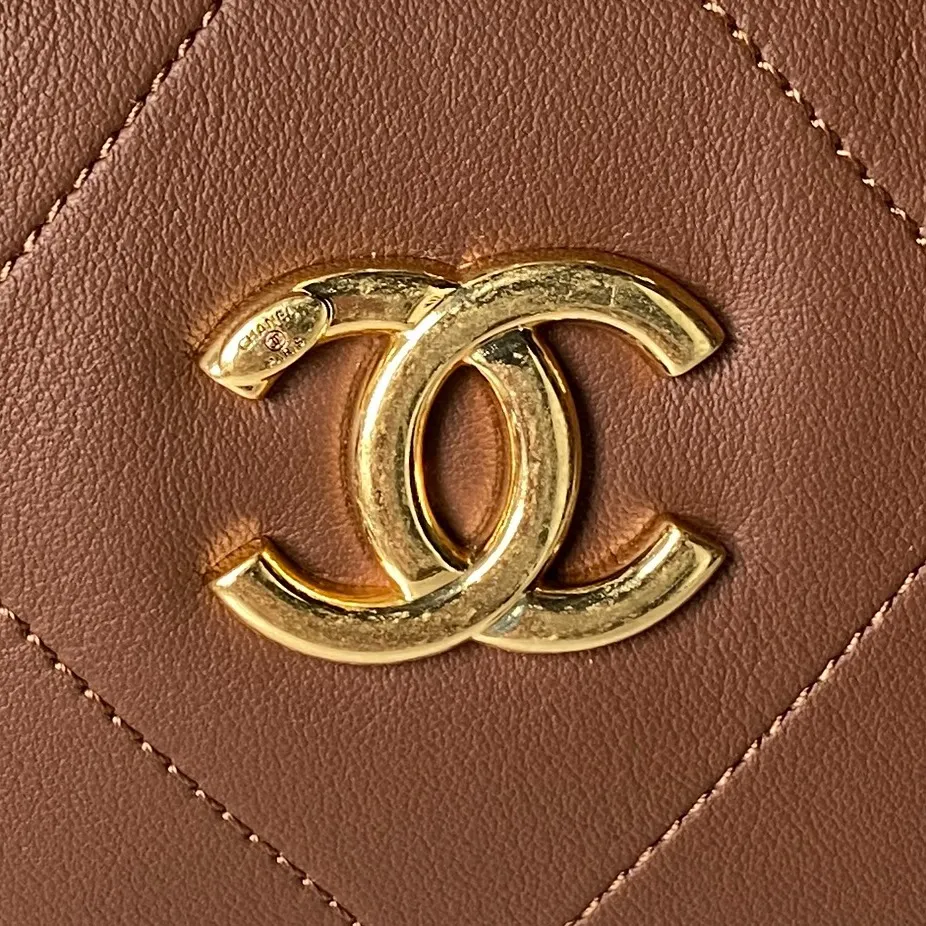 💰💰 730🌹Chanel⚛️25K 嬉皮包hobo 高级感满满 秋冬必入款 AS5837 小牛皮配复古旧金属 经典双Clogo 宽版皮穿链设计复古又时尚 放大菱格纹简约包型增添个性气质 日常搭配休闲造型瞬间提升质感 𝐕𝐢𝐧𝐭𝐚𝐠𝐞中古感十足 容量非常大 全是心动的感觉 尺寸:24&times;28&times;8cm