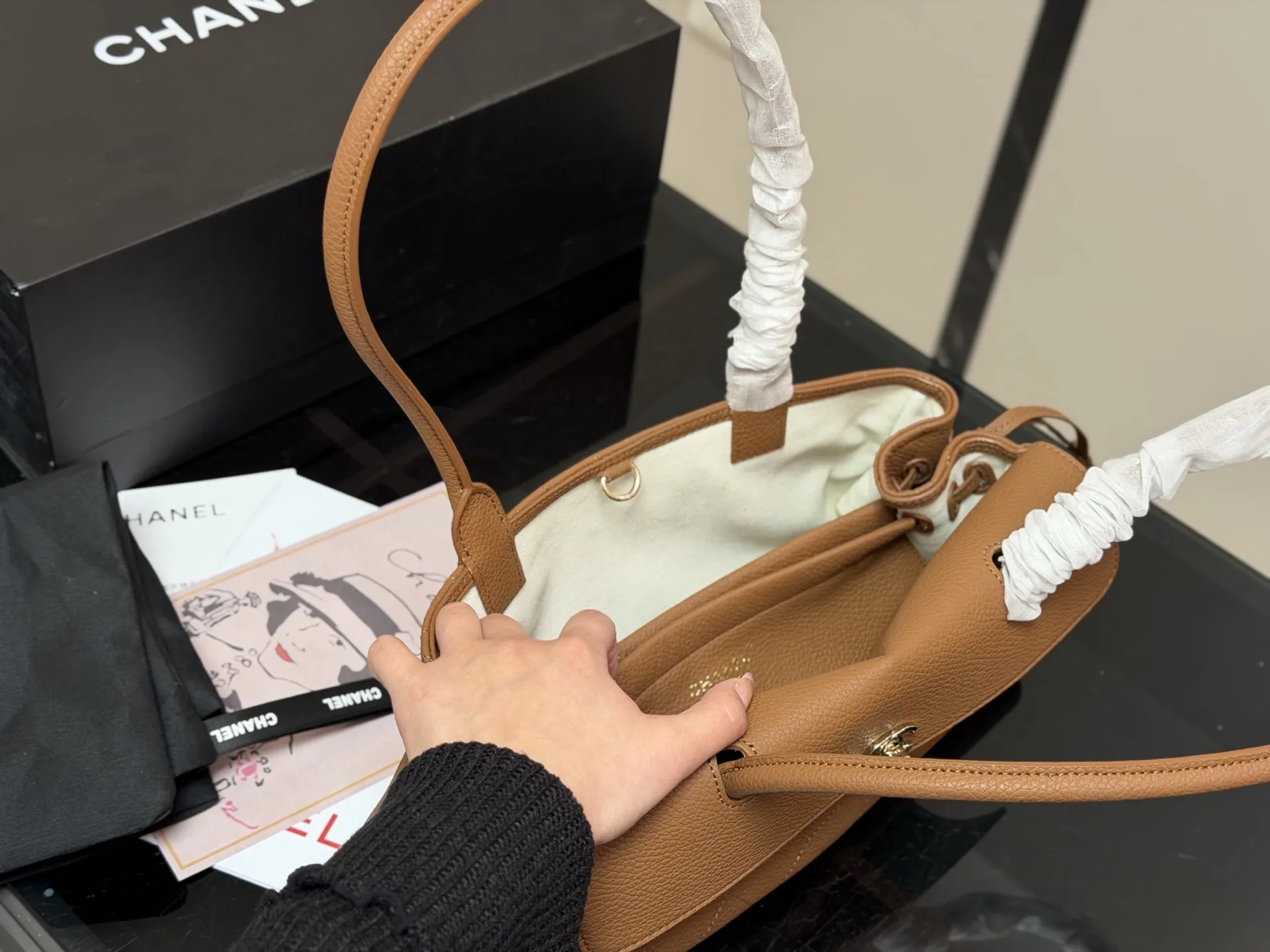 ¥240 配折叠盒飞机盒 香奈儿中古vintage chanel cerf 一直很想找一只香奈儿的中古包 锁定在方胖子 贝嫂 31bag这些热门款上 无意中发现这只cerf 一下子爱上了 是我喜欢的大包 可以放很多东西 可以手提也可以单肩 尺寸:31.18cm