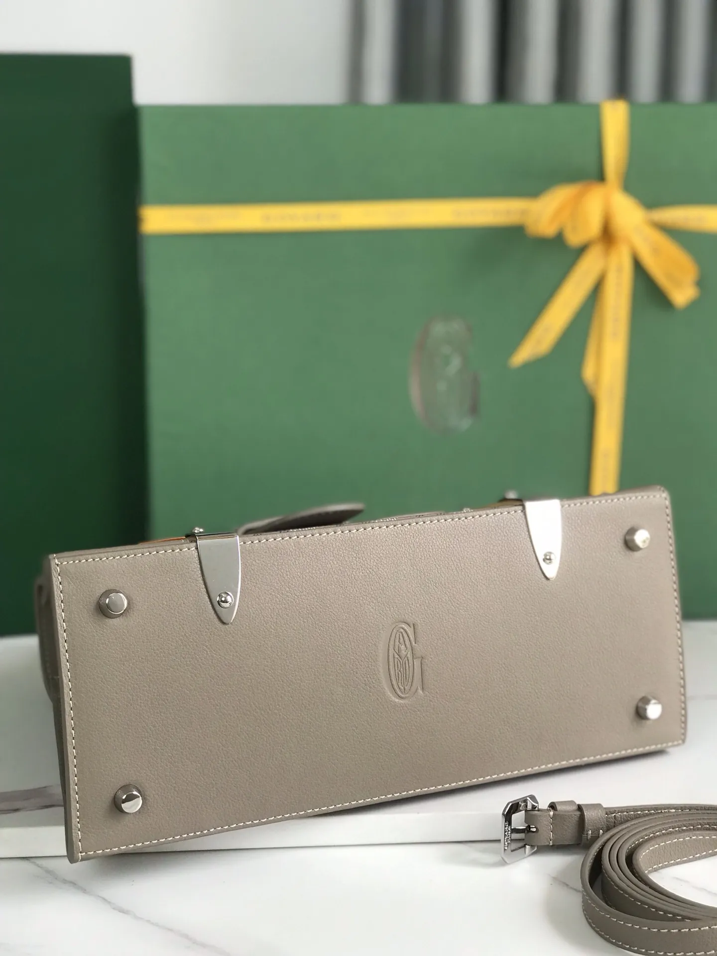 全新升级Goyard Saïgon PM小号包 奶茶灰 Saïgon包是Goyar之家最具代表性的经典包款之一,它以手袋的形式呈现出goyar所有旅行箱制作工艺的特点。Saïgon 小号包充足的容量使它成为日用包款的完美之选,气质优雅与时尚摩登感相结合,不同搭配不同风格,🉑️手提🉑️肩背🉑️斜挎。 对版平纹光面皮➕光滑榉木手柄➕双层加厚亚棉麻帆布➕全钢五金,配原版包装🎁 尺寸Size:28cm×20cm×12cm 🔎020192-1