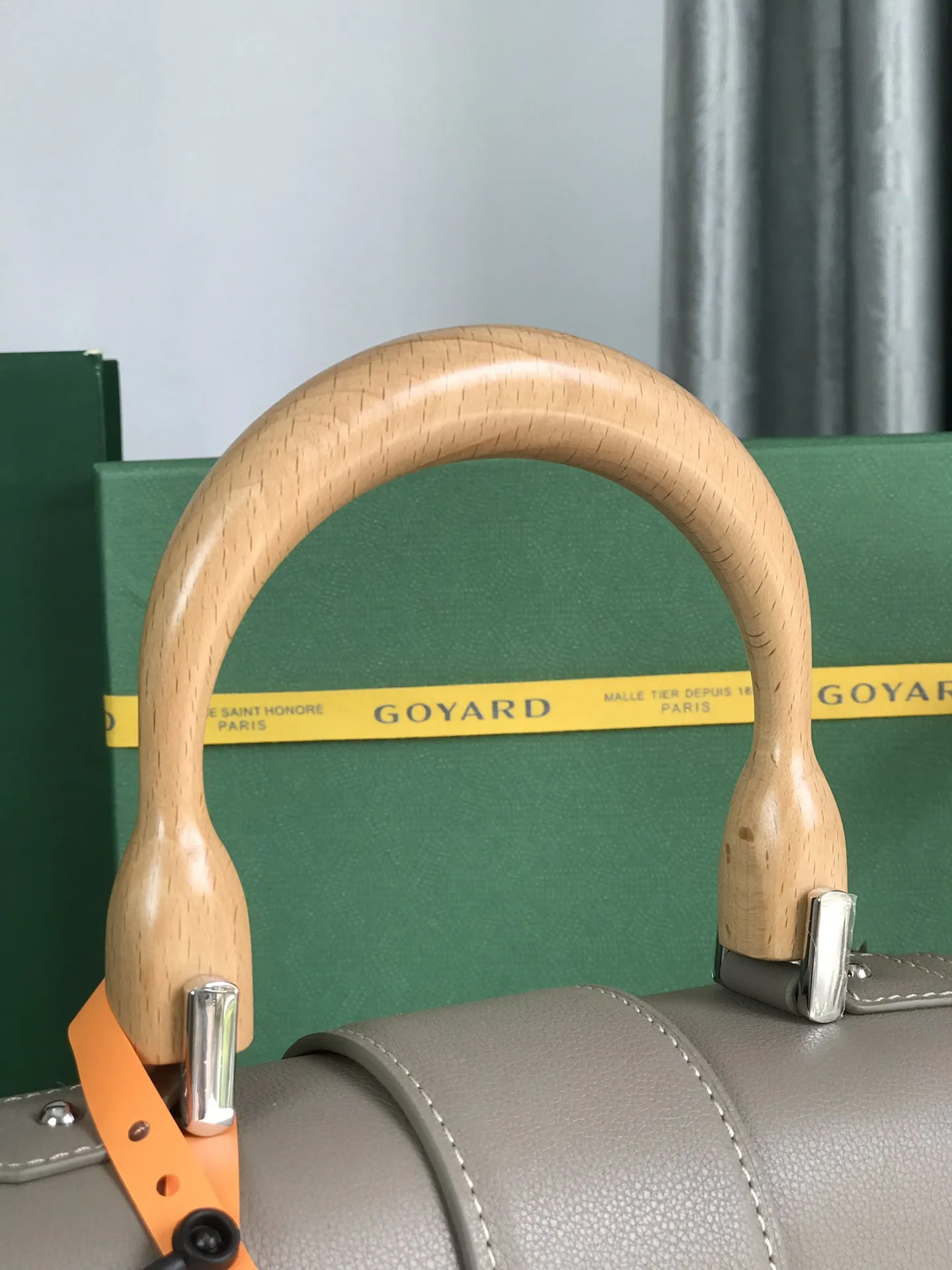 全新升级Goyard Sa&iuml;gon PM小号包 奶茶灰 Sa&iuml;gon包是Goyar之家最具代表性的经典包款之一，它以手袋的形式呈现出goyar所有旅行箱制作工艺的特点。Sa&iuml;gon 小号包充足的容量使它成为日用包款的完美之选，气质优雅与时尚摩登感相结合，不同搭配不同风格，🉑️手提🉑️肩背🉑️斜挎。 对版平纹光面皮➕光滑榉木手柄➕双层加厚亚棉麻帆布➕全钢五金，配原版包装🎁 尺寸Size：28cm&times;20cm&times;12cm 🔎020192-1
