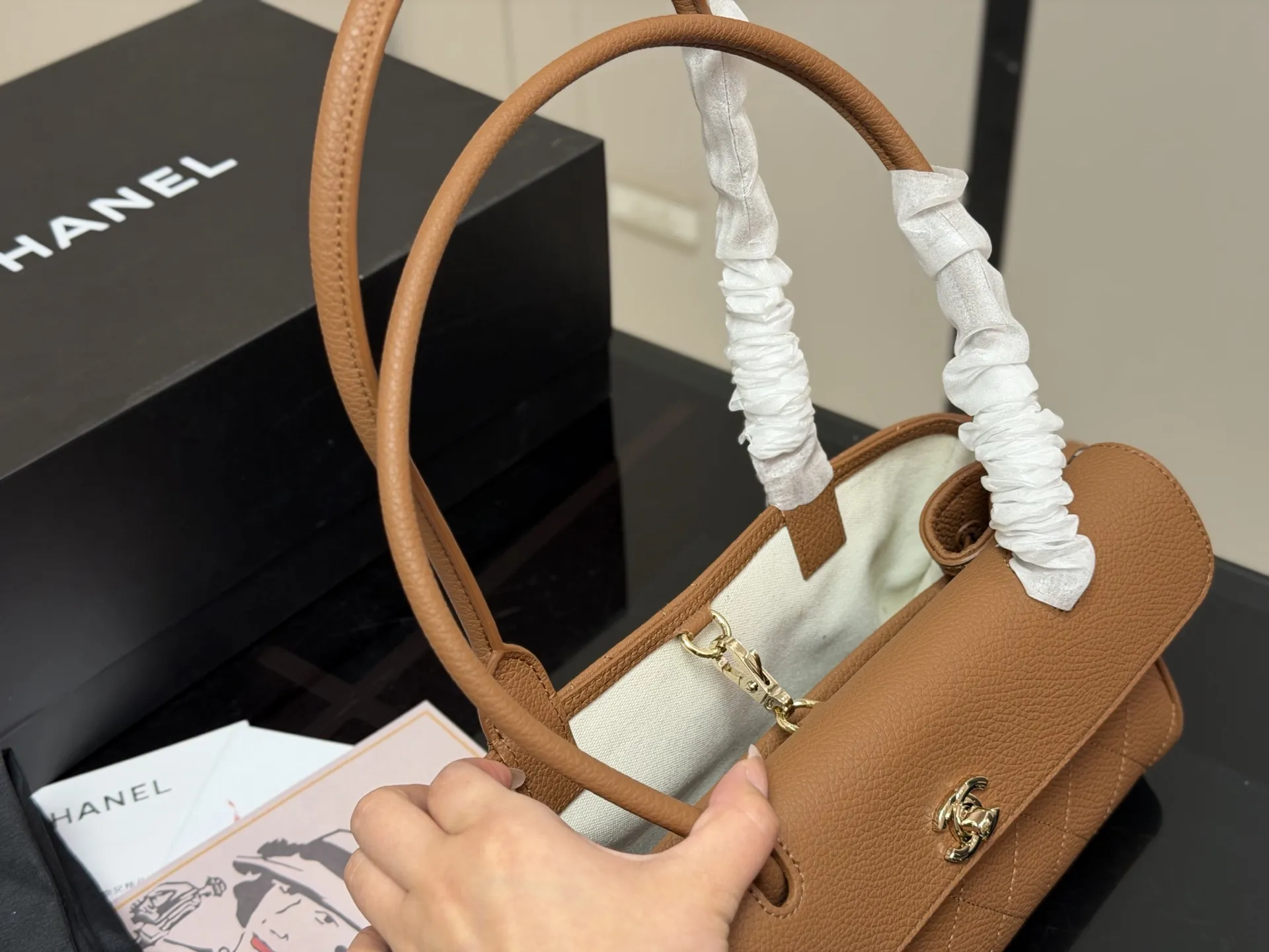 &yen;240 配折叠盒飞机盒 香奈儿中古vintage chanel cerf 一直很想找一只香奈儿的中古包 锁定在方胖子 贝嫂 31bag这些热门款上 无意中发现这只cerf 一下子爱上了 是我喜欢的大包 可以放很多东西 可以手提也可以单肩 尺寸:31.18cm