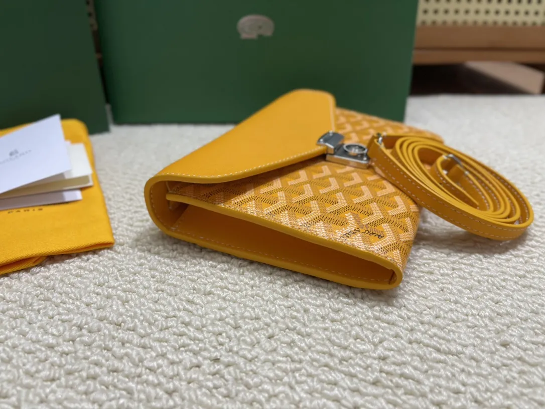 Goyard(戈雅)新款Chypre斜挎包出货了！即有钱包的特点设计，又有手袋的构思，巧妙又实用。包含有6个卡位，配有可拆卸调节牛皮肩带，可肩背、斜挎或手拎。配定制全套包装，尺寸:21cmx4cmx16cm
