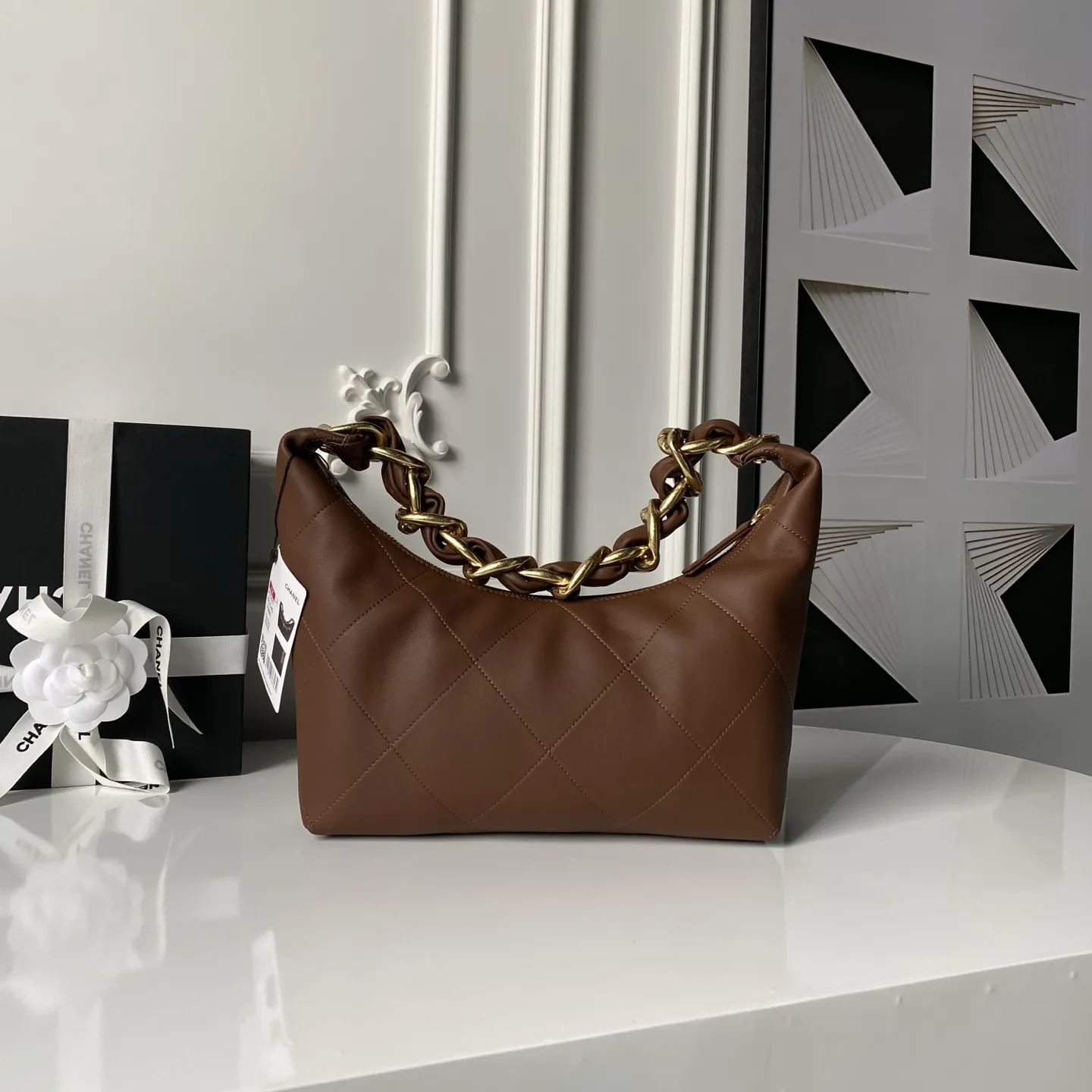 💰💰 730🌹Chanel⚛️25K 嬉皮包hobo 高级感满满 秋冬必入款 AS5837 小牛皮配复古旧金属 经典双Clogo 宽版皮穿链设计复古又时尚 放大菱格纹简约包型增添个性气质 日常搭配休闲造型瞬间提升质感 𝐕𝐢𝐧𝐭𝐚𝐠𝐞中古感十足 容量非常大 全是心动的感觉 尺寸:24×28×8cm