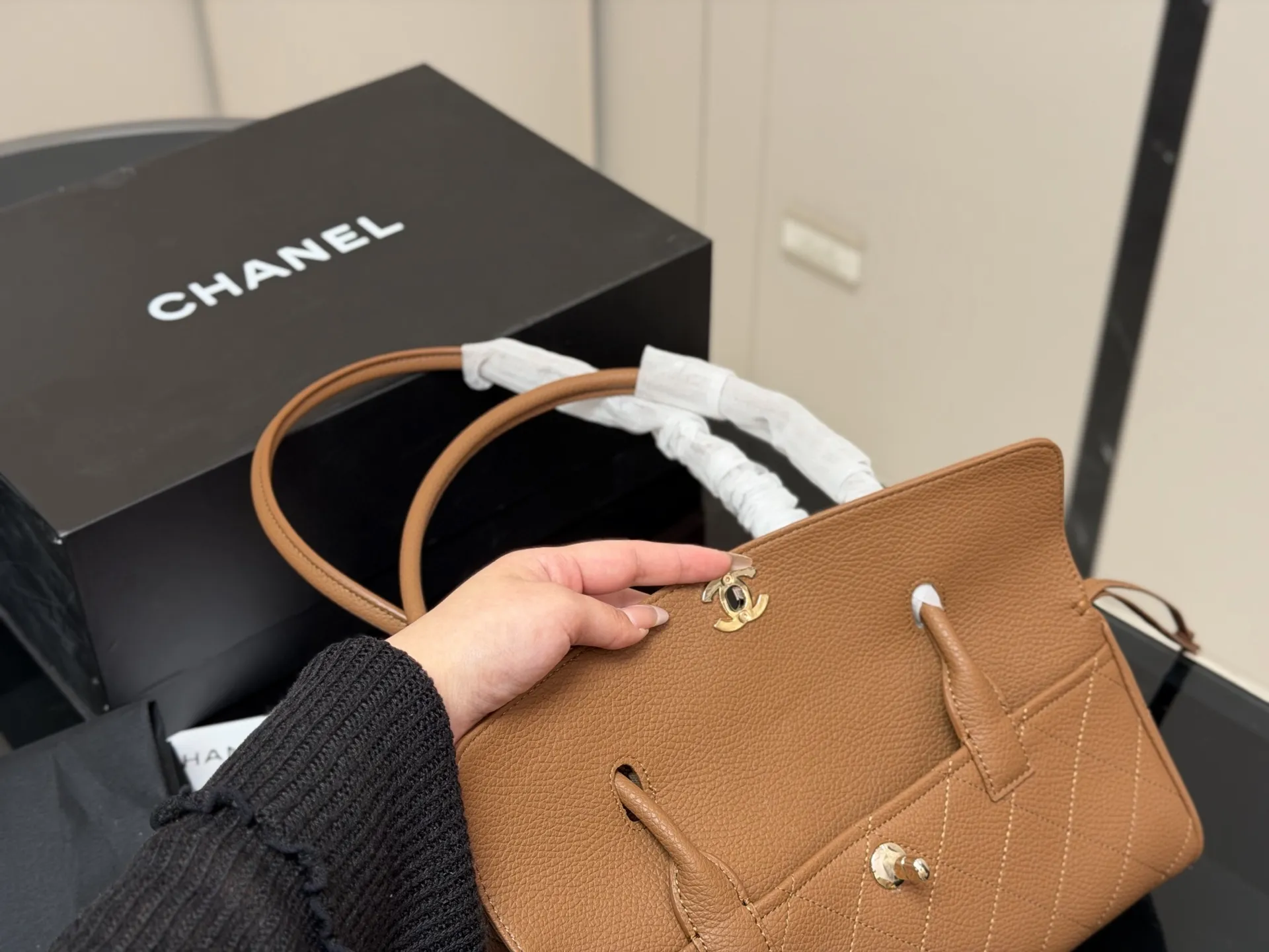 &yen;240 配折叠盒飞机盒 香奈儿中古vintage chanel cerf 一直很想找一只香奈儿的中古包 锁定在方胖子 贝嫂 31bag这些热门款上 无意中发现这只cerf 一下子爱上了 是我喜欢的大包 可以放很多东西 可以手提也可以单肩 尺寸:31.18cm