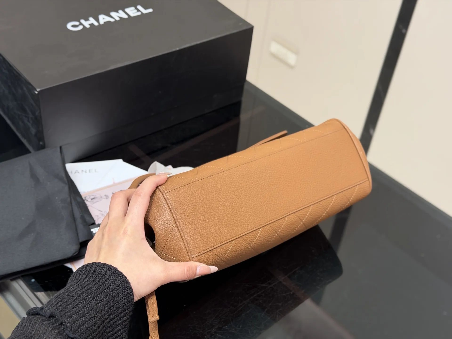 ¥240 配折叠盒飞机盒 香奈儿中古vintage chanel cerf 一直很想找一只香奈儿的中古包 锁定在方胖子 贝嫂 31bag这些热门款上 无意中发现这只cerf 一下子爱上了 是我喜欢的大包 可以放很多东西 可以手提也可以单肩 尺寸:31.18cm