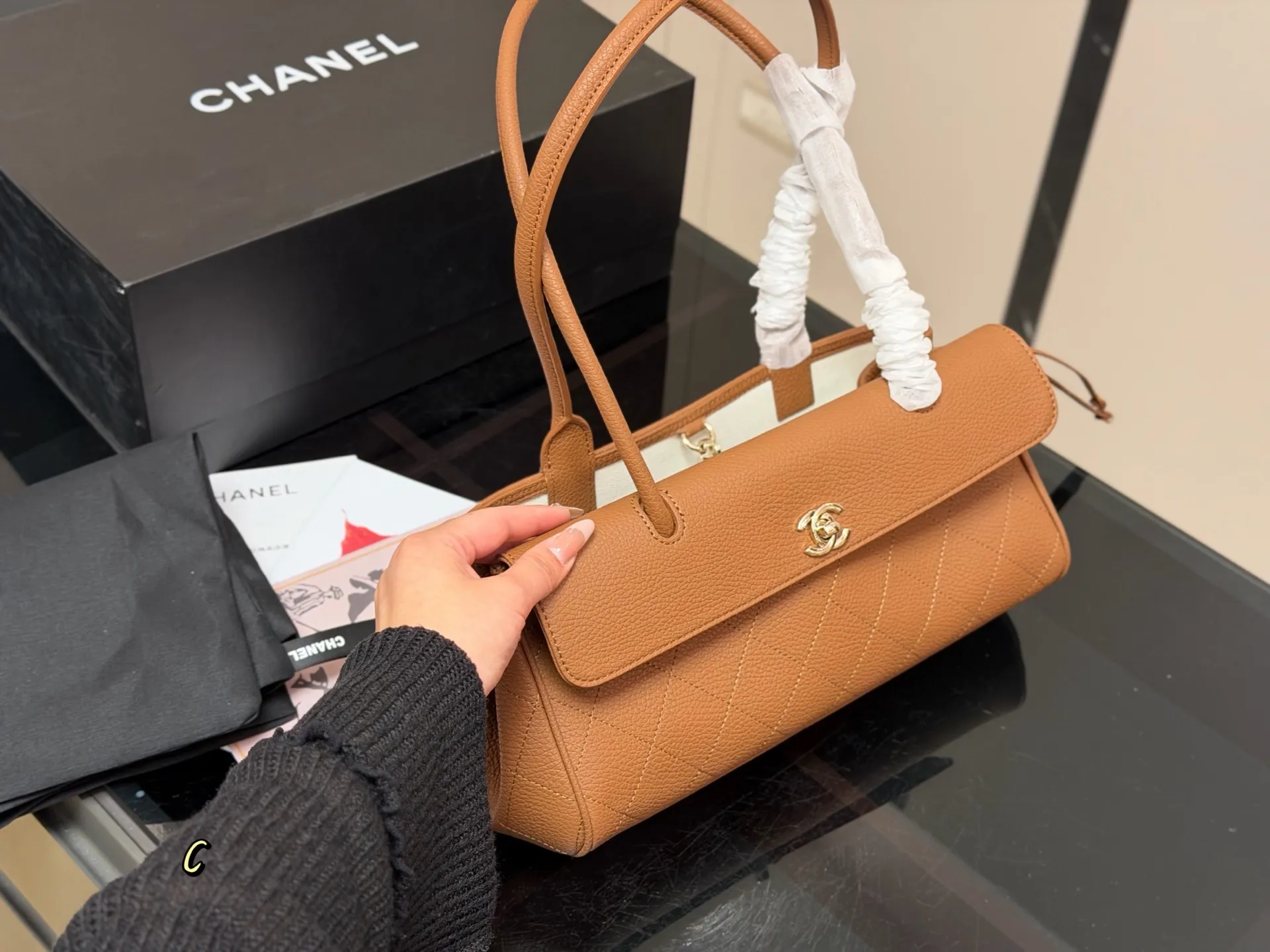 ¥240 配折叠盒飞机盒 香奈儿中古vintage chanel cerf 一直很想找一只香奈儿的中古包 锁定在方胖子 贝嫂 31bag这些热门款上 无意中发现这只cerf 一下子爱上了 是我喜欢的大包 可以放很多东西 可以手提也可以单肩 尺寸:31.18cm