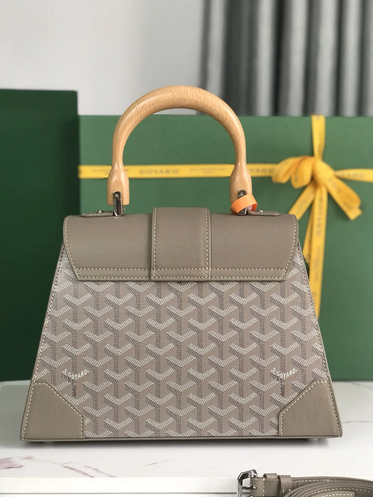 全新升级Goyard Sa&iuml;gon PM小号包 奶茶灰 Sa&iuml;gon包是Goyar之家最具代表性的经典包款之一，它以手袋的形式呈现出goyar所有旅行箱制作工艺的特点。Sa&iuml;gon 小号包充足的容量使它成为日用包款的完美之选，气质优雅与时尚摩登感相结合，不同搭配不同风格，🉑️手提🉑️肩背🉑️斜挎。 对版平纹光面皮➕光滑榉木手柄➕双层加厚亚棉麻帆布➕全钢五金，配原版包装🎁 尺寸Size：28cm&times;20cm&times;12cm 🔎020192-1
