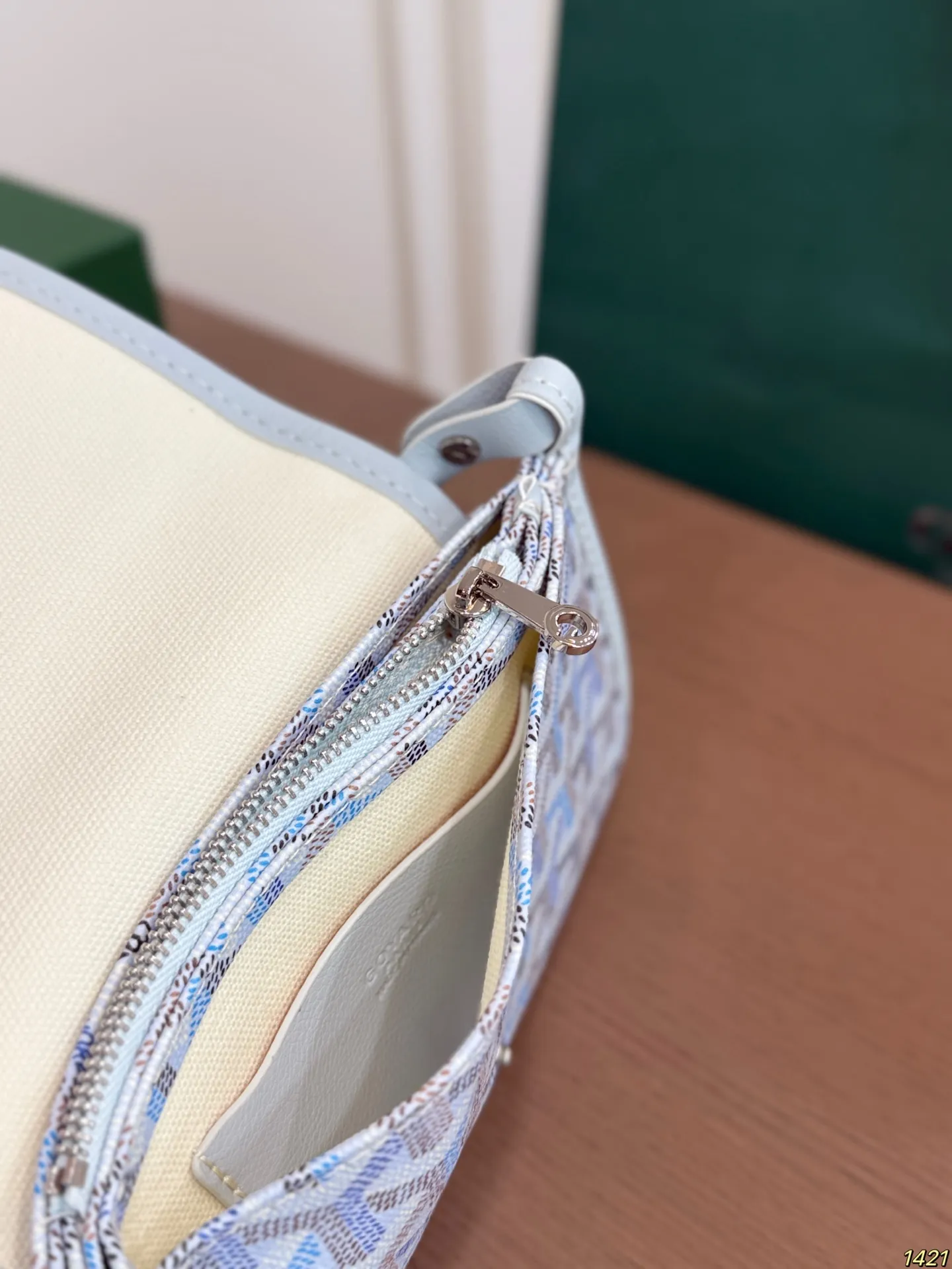 ¥135折叠盒 戈雅goyard 信封包炫彩新色超活力 极地兰小信封 狗牙的这个小信封我要给它一万个赞,百搭色,浅色系适合夏天,简约精致。尺寸20 13