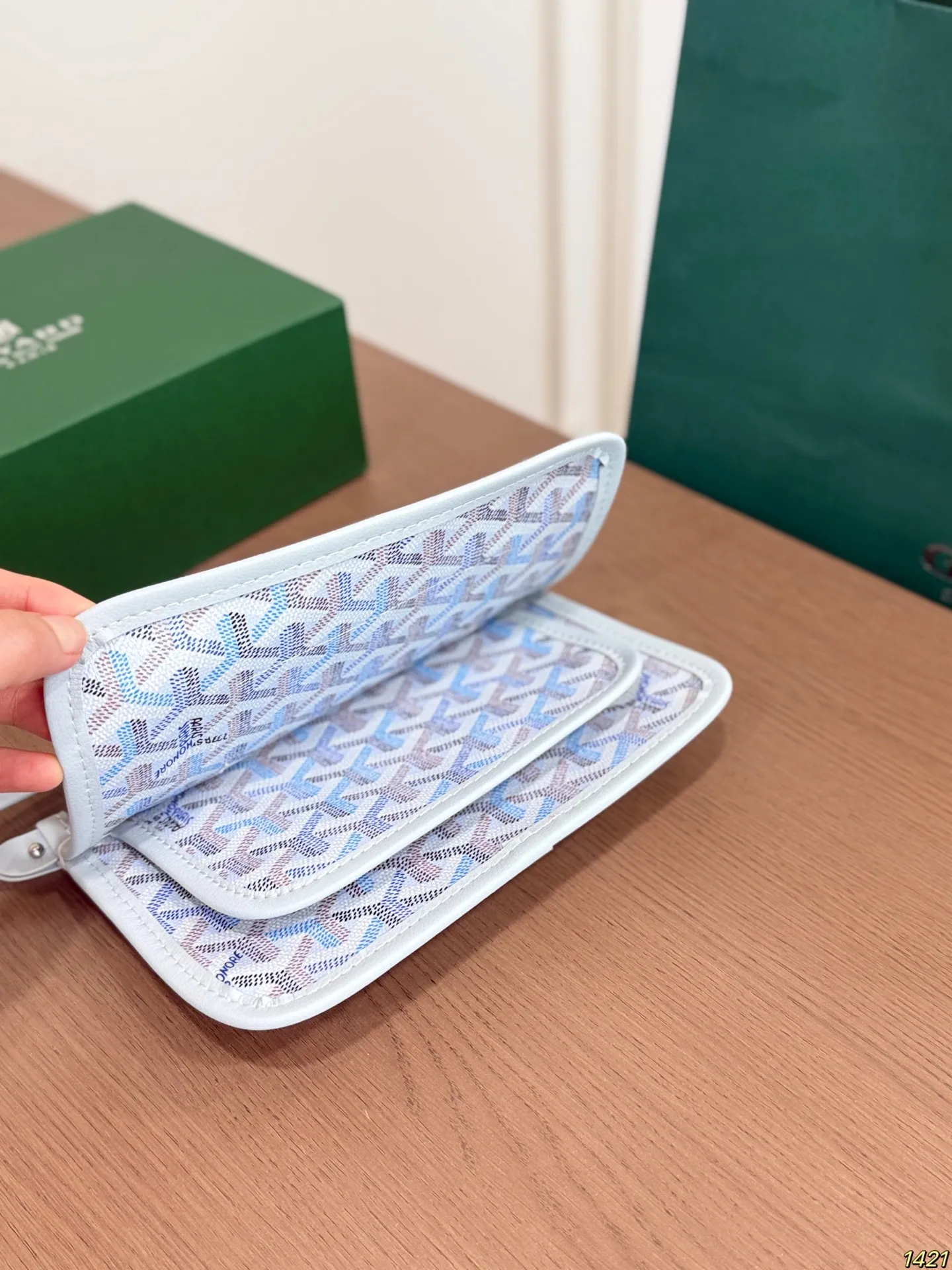 ¥135折叠盒 戈雅goyard 信封包炫彩新色超活力 极地兰小信封 狗牙的这个小信封我要给它一万个赞,百搭色,浅色系适合夏天,简约精致。尺寸20 13