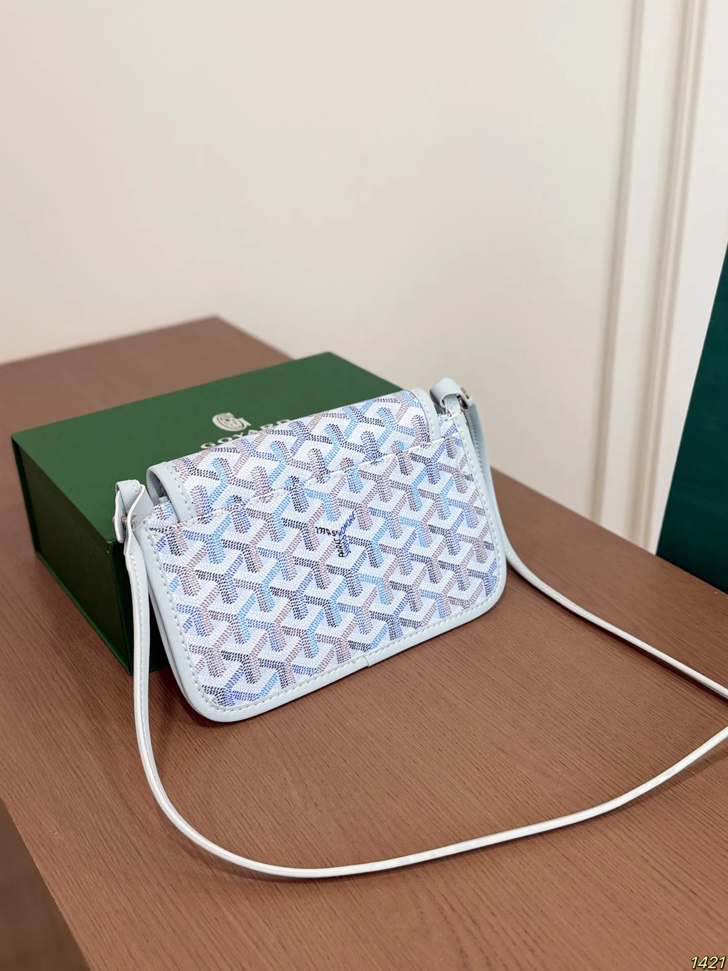 ¥135折叠盒 戈雅goyard 信封包炫彩新色超活力 极地兰小信封 狗牙的这个小信封我要给它一万个赞,百搭色,浅色系适合夏天,简约精致。尺寸20 13