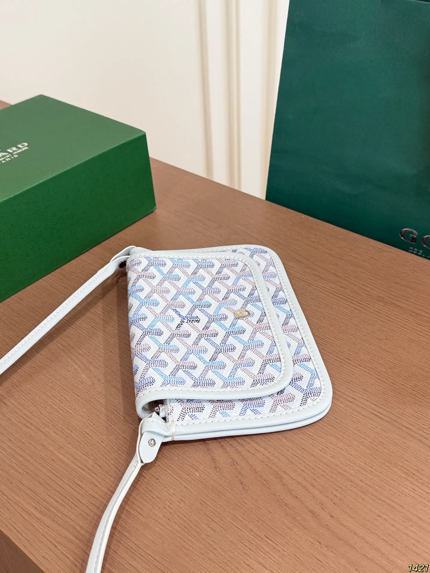 ¥135折叠盒 戈雅goyard 信封包炫彩新色超活力 极地兰小信封 狗牙的这个小信封我要给它一万个赞,百搭色,浅色系适合夏天,简约精致。尺寸20 13