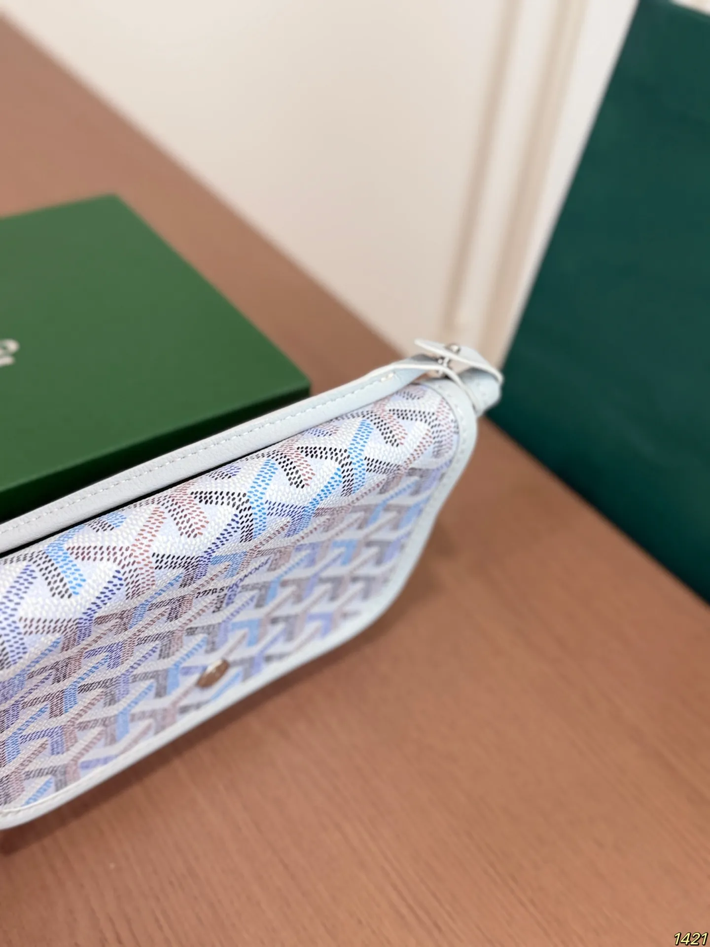 ¥135折叠盒 戈雅goyard 信封包炫彩新色超活力 极地兰小信封 狗牙的这个小信封我要给它一万个赞,百搭色,浅色系适合夏天,简约精致。尺寸20 13